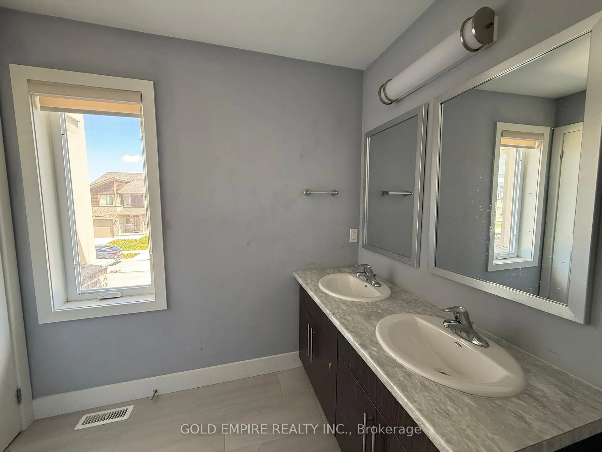 Photo 13 of Unit UPPER, 2004 Evans Boulevard, London, South U — HOMEH