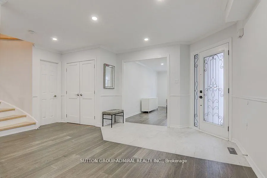 Photo 3 of 160 Gailcrest Circle, Vaughan, Crestwood-Springfarm-Yorkhill — HOMEH