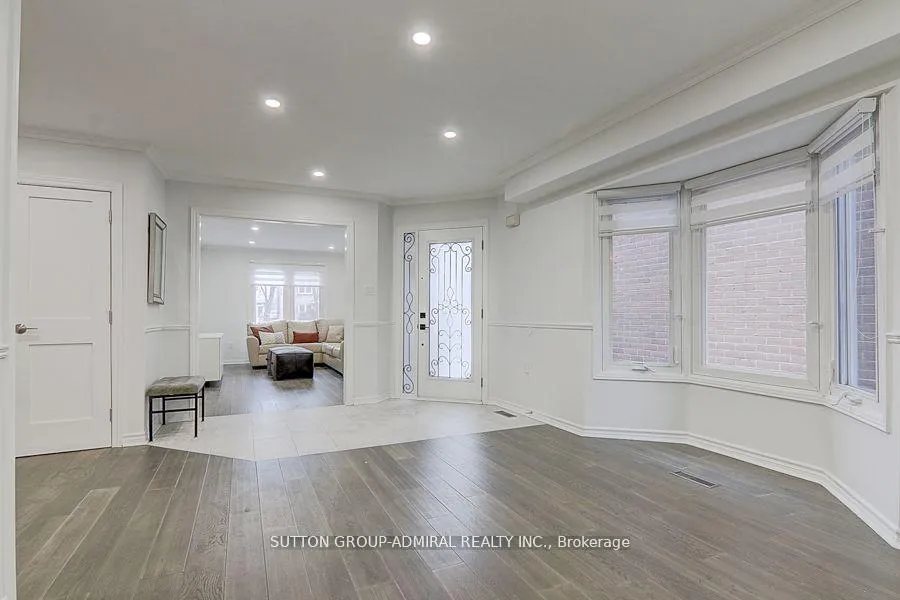 Photo 4 of 160 Gailcrest Circle, Vaughan, Crestwood-Springfarm-Yorkhill — HOMEH
