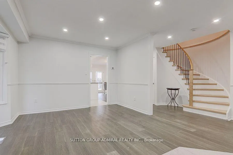 Photo 7 of 160 Gailcrest Circle, Vaughan, Crestwood-Springfarm-Yorkhill — HOMEH