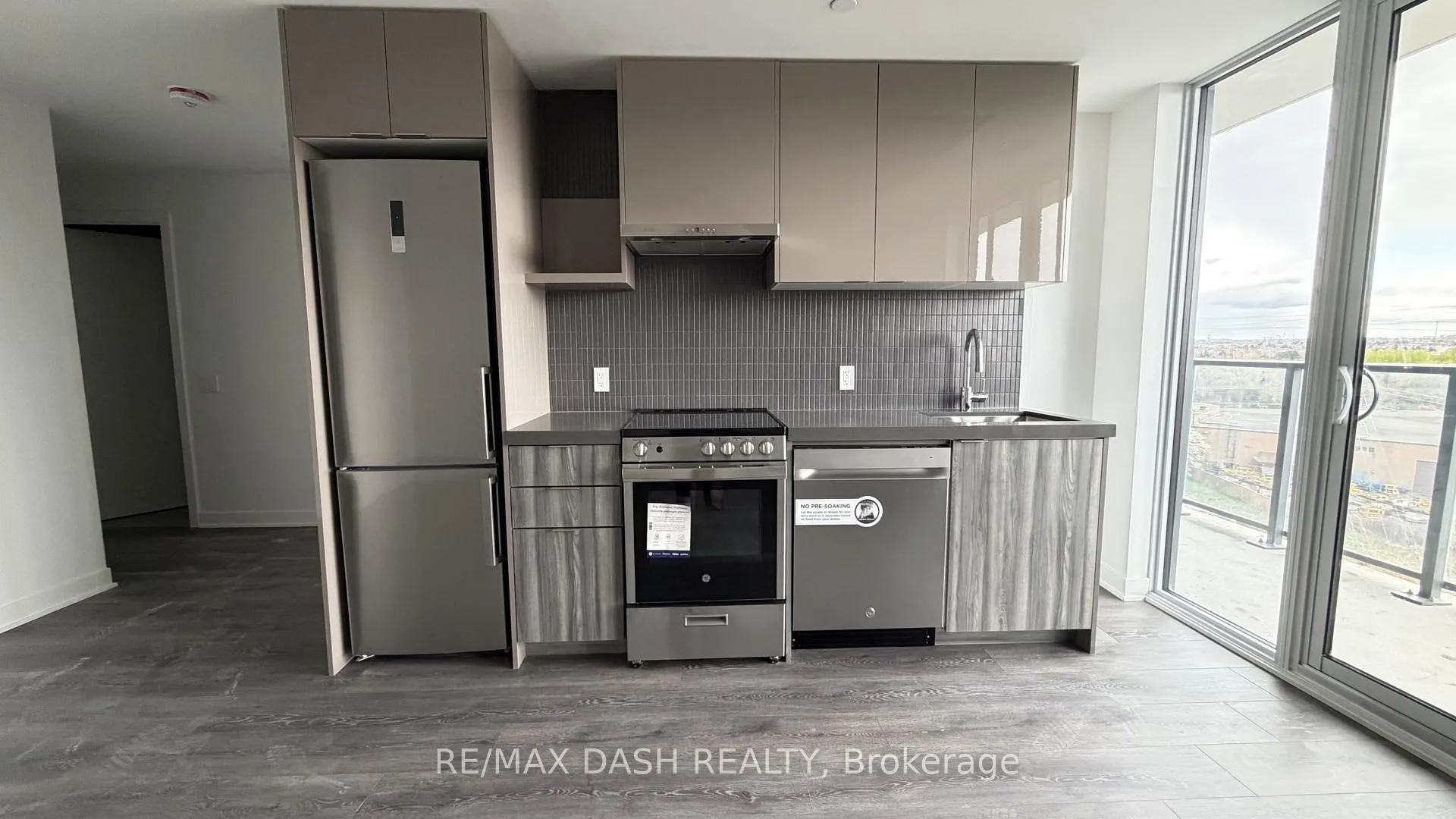 Photo 8 of Unit 721, 6 Flavelle Trail, Vaughan, Steeles West Industrial — HOMEH