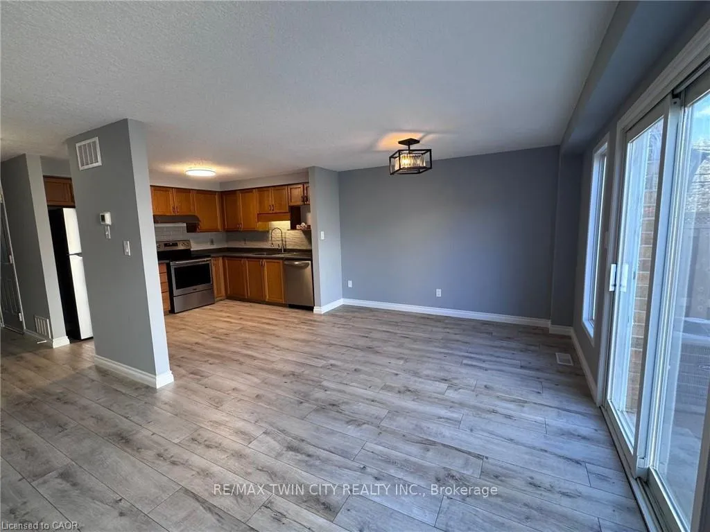 Photo 7 of 135 Donnenwerth Drive, Kitchener — HOMEH