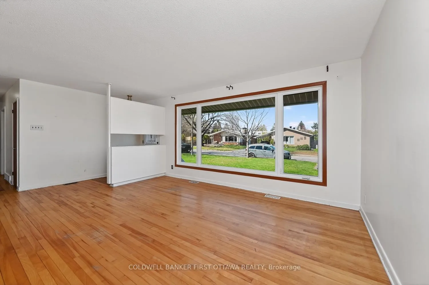 Photo 4 of 2128 Kingsley Road, Ottawa, Parkway Park — HOMEH