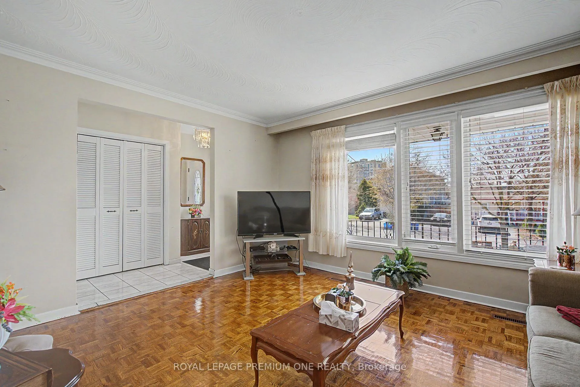 Photo 9 of 44 Ellerby Square N, Vaughan, West Woodbridge — HOMEH