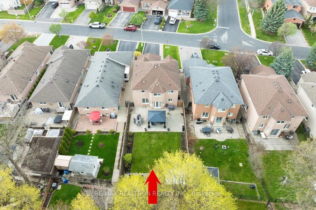 Photo 3 of 29 Campania Court, Vaughan, Elder Mills — HOMEH