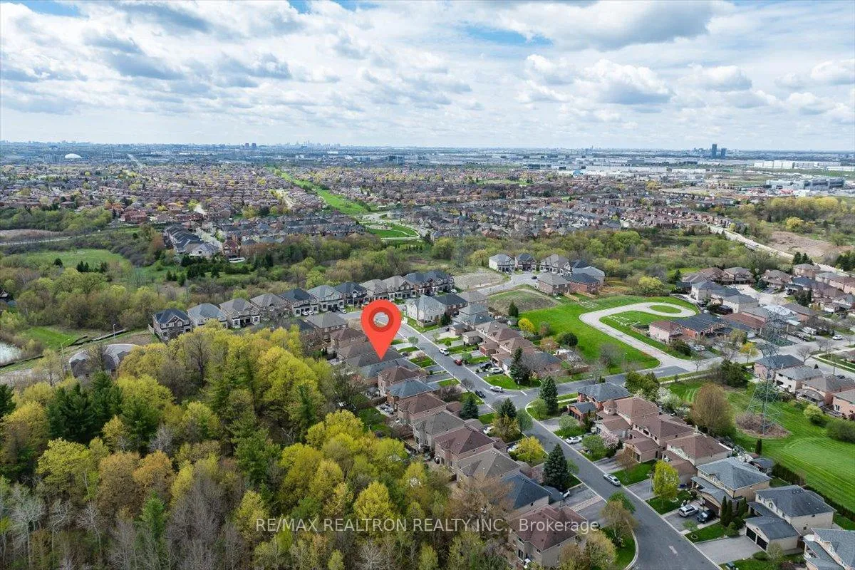 Photo 4 of 29 Campania Court, Vaughan, Elder Mills — HOMEH