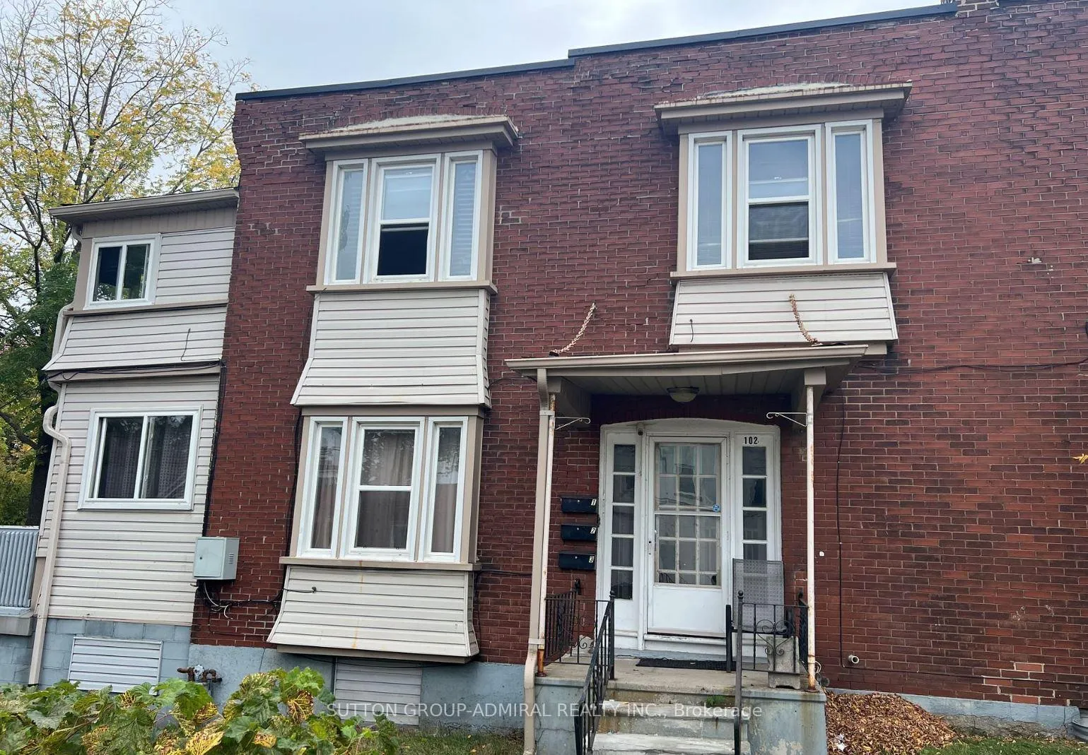 Front of Unit 2, 102 Thirty Ninth Street W