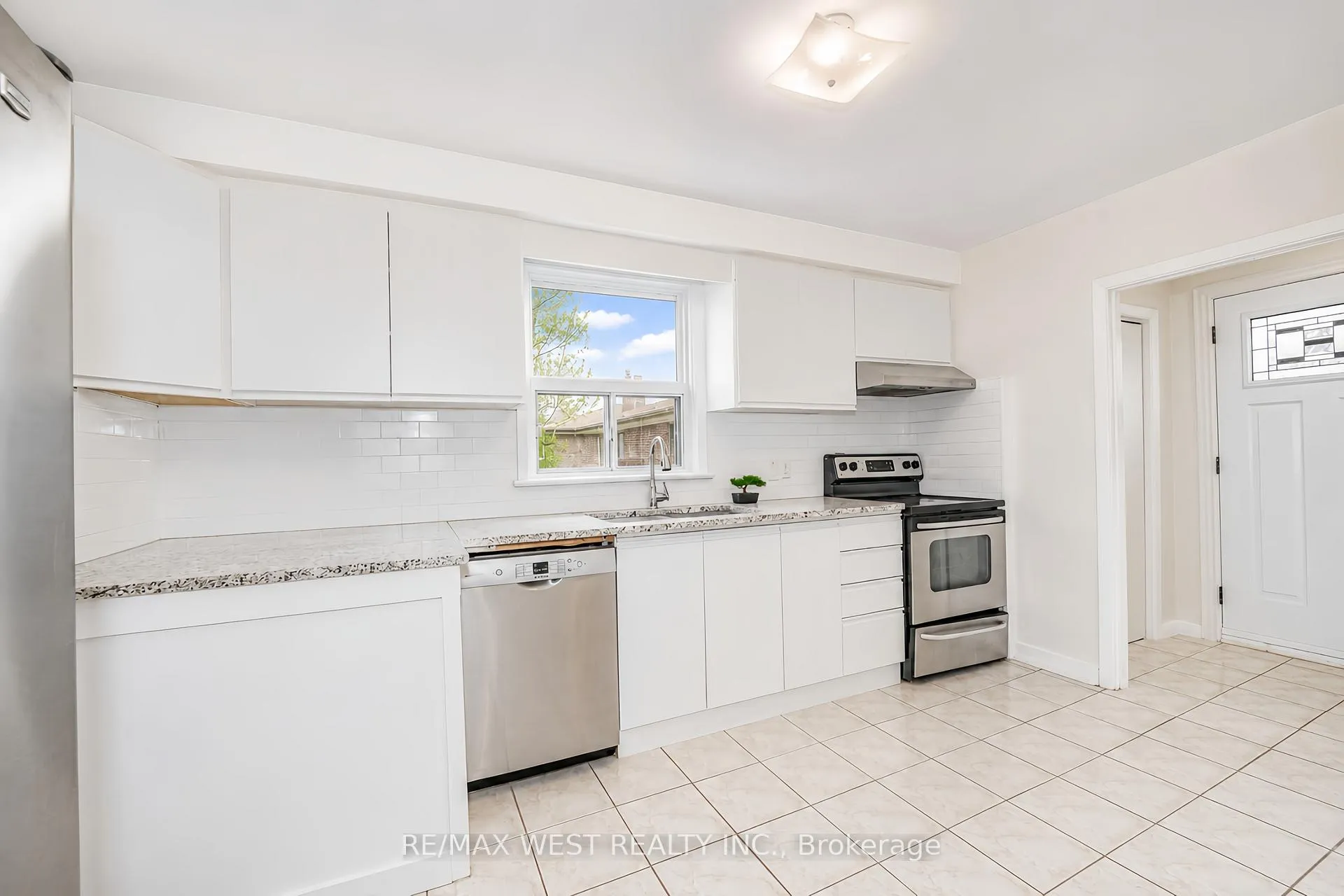 Photo 4 of 23 Irwin Road, Etobicoke, Elms-Old Rexdale — HOMEH