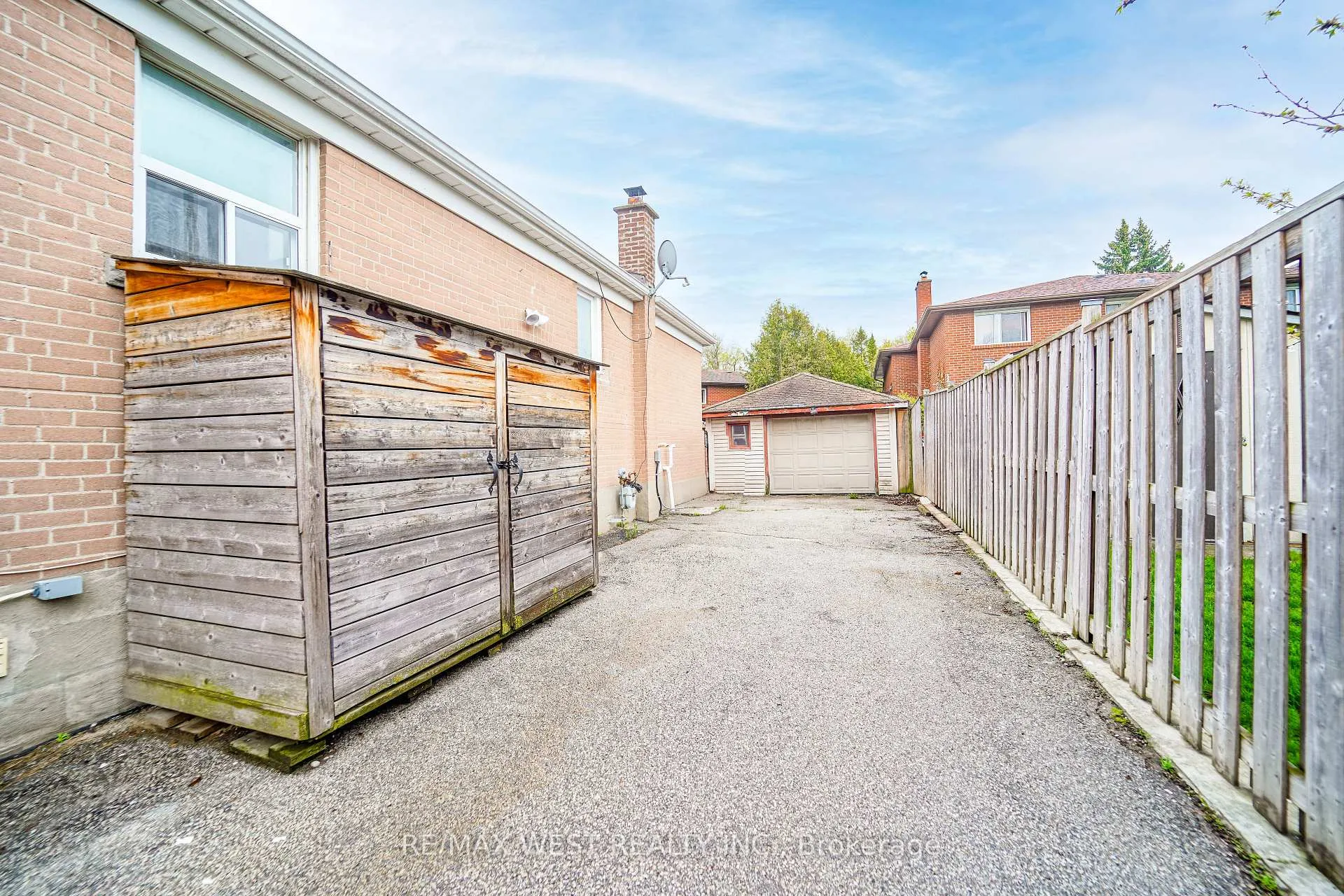 Photo 13 of 23 Irwin Road, Etobicoke, Elms-Old Rexdale — HOMEH
