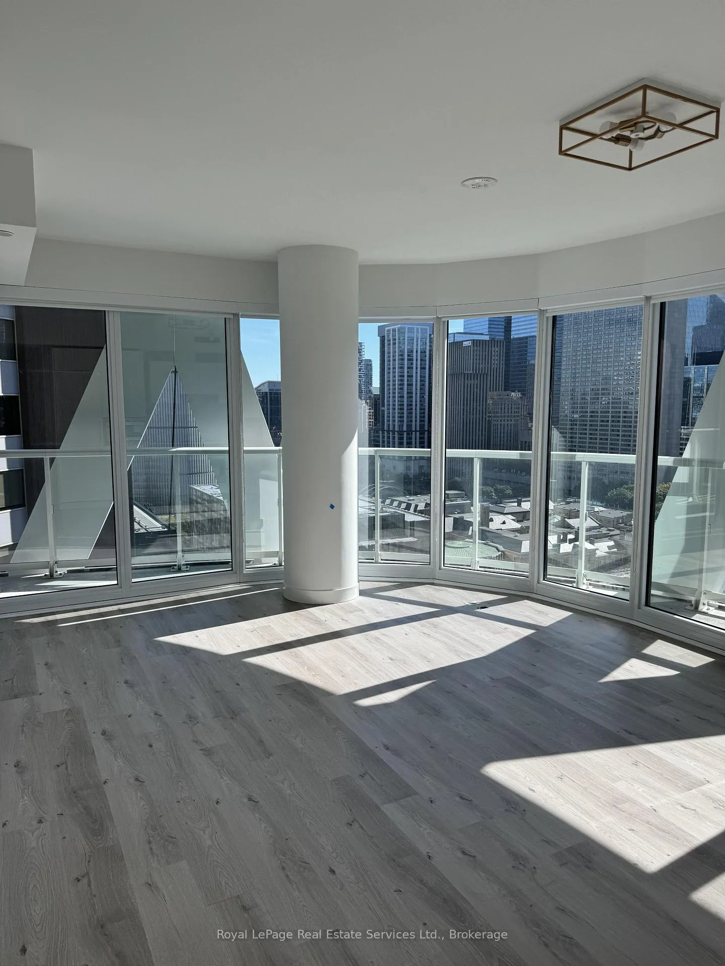Photo 3 of Unit 1814, 230 Simcoe Street, Toronto, Kensington-Chinatown — HOMEH
