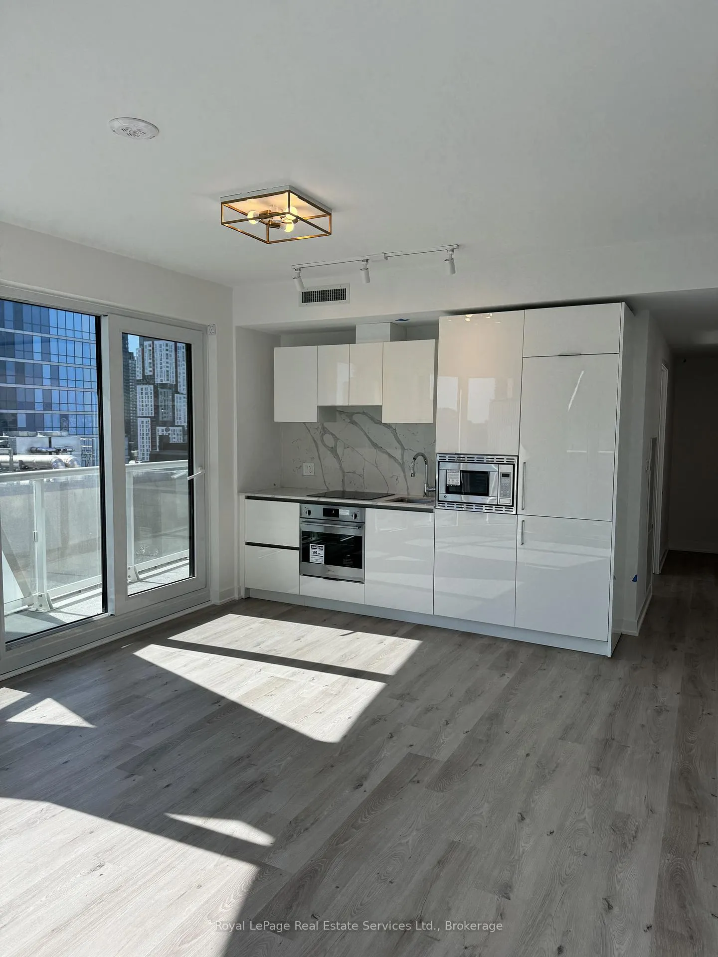 Photo 9 of Unit 1814, 230 Simcoe Street, Toronto, Kensington-Chinatown — HOMEH