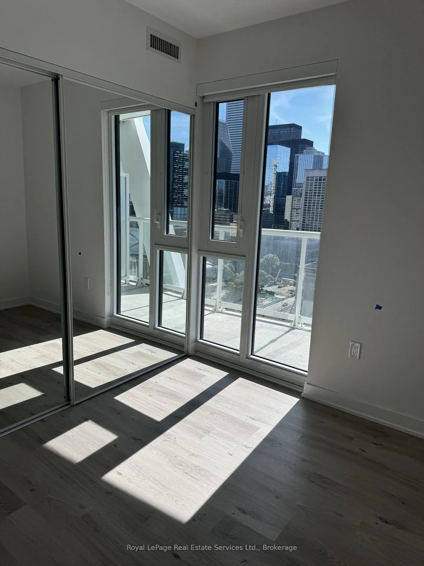 Photo 12 of Unit 1814, 230 Simcoe Street, Toronto, Kensington-Chinatown — HOMEH