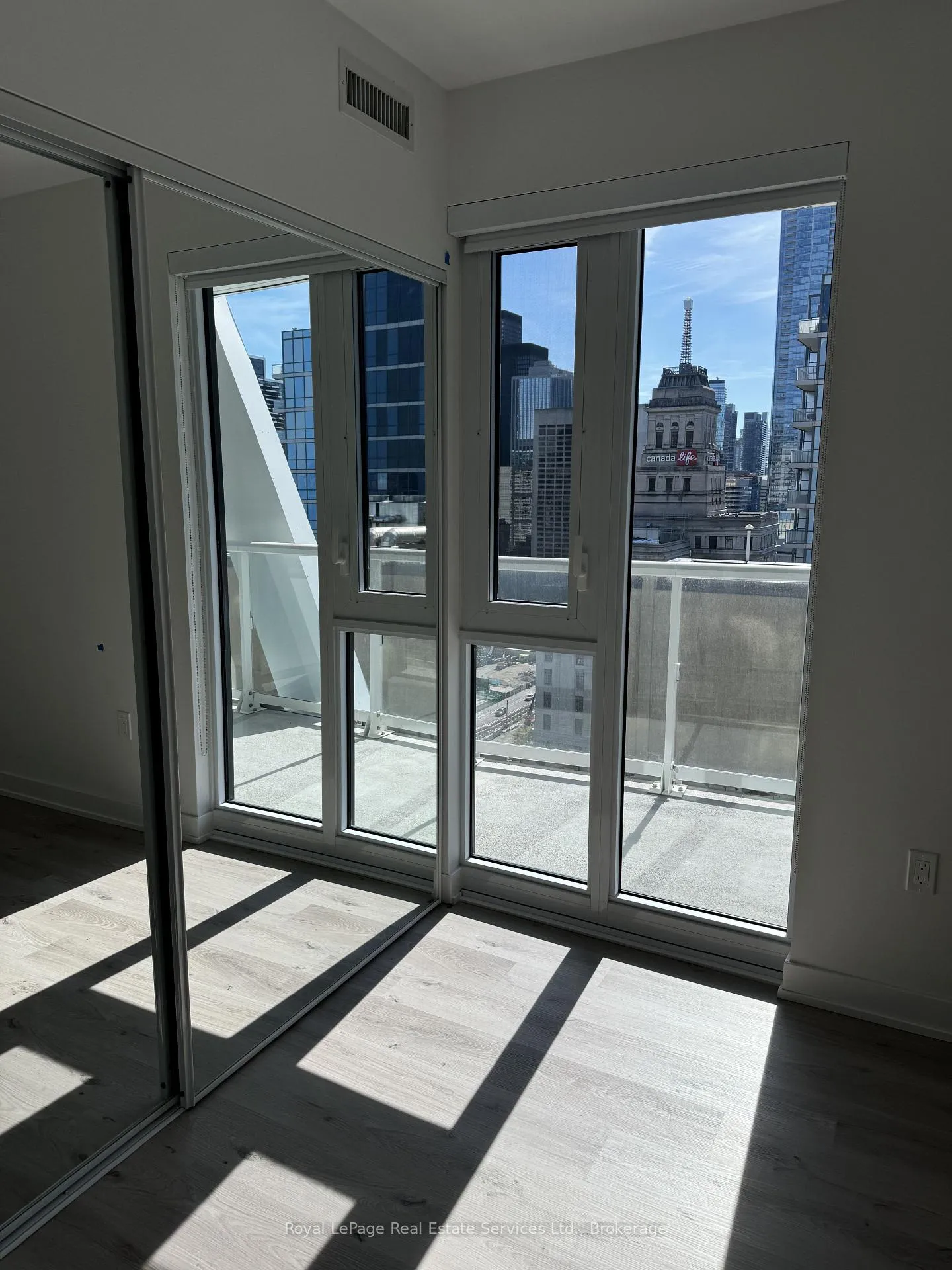 Photo 13 of Unit 1814, 230 Simcoe Street, Toronto, Kensington-Chinatown — HOMEH