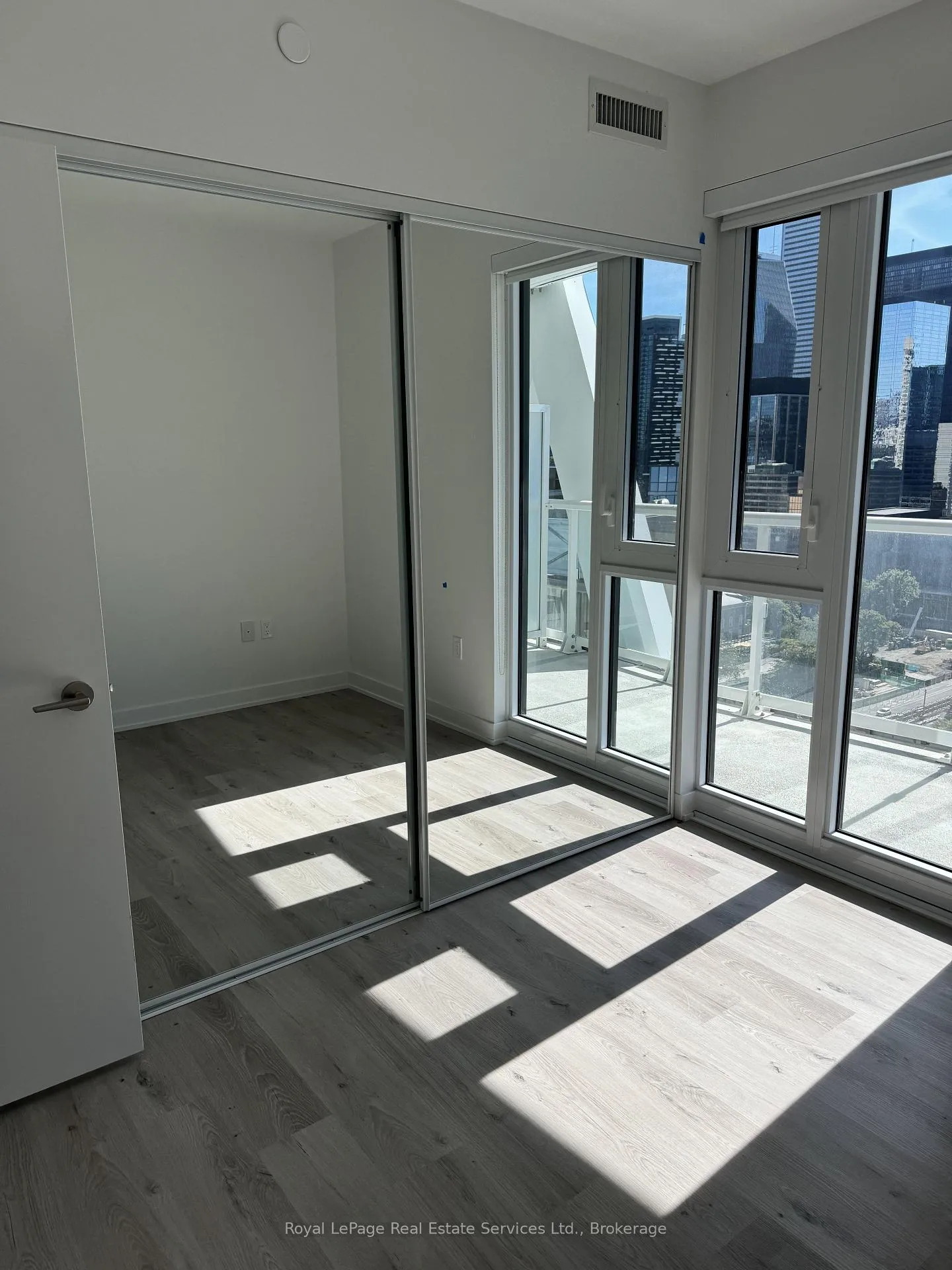 Photo 14 of Unit 1814, 230 Simcoe Street, Toronto, Kensington-Chinatown — HOMEH