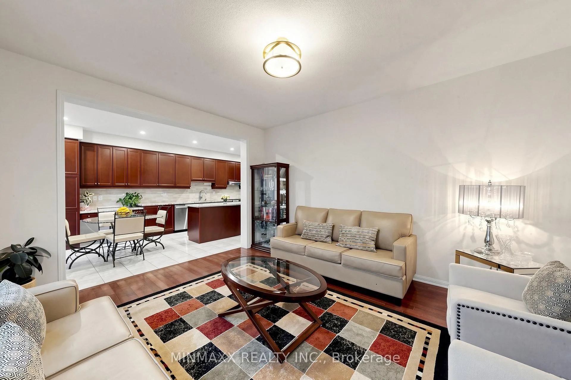 Photo 5 of 916 Minchin Way, Milton, Harrison — HOMEH