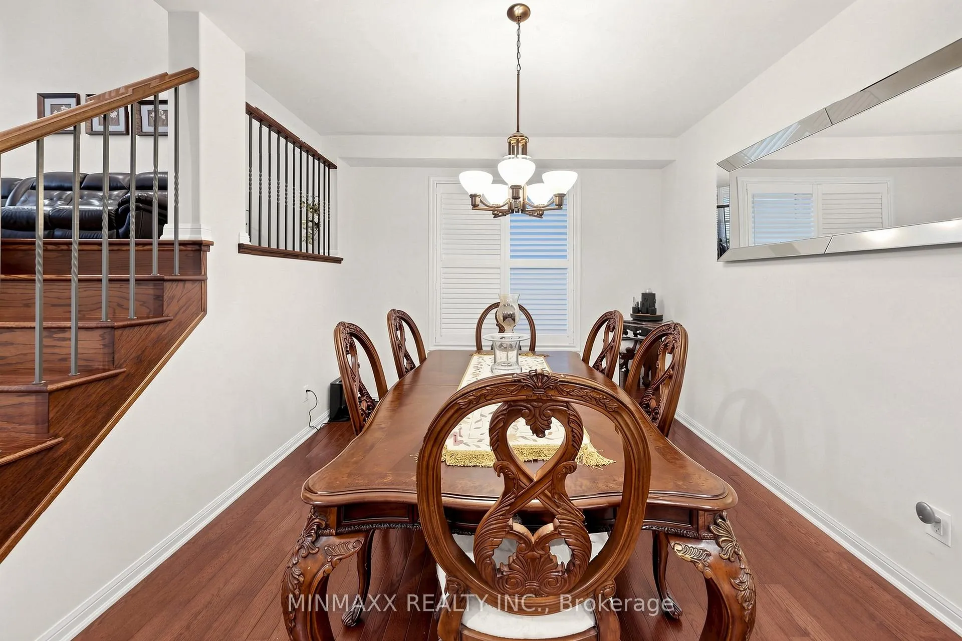 Photo 8 of 916 Minchin Way, Milton, Harrison — HOMEH