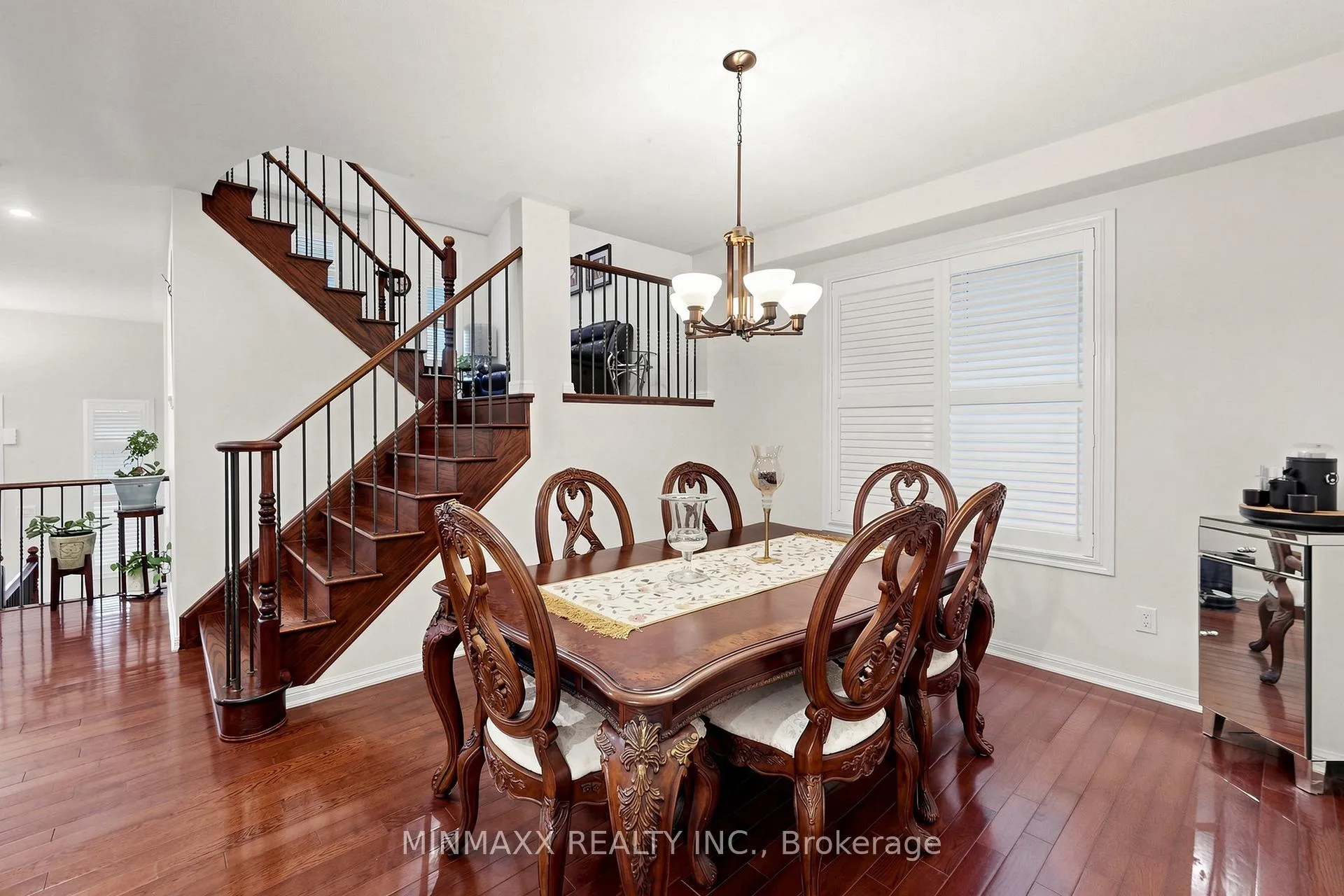 Photo 9 of 916 Minchin Way, Milton, Harrison — HOMEH