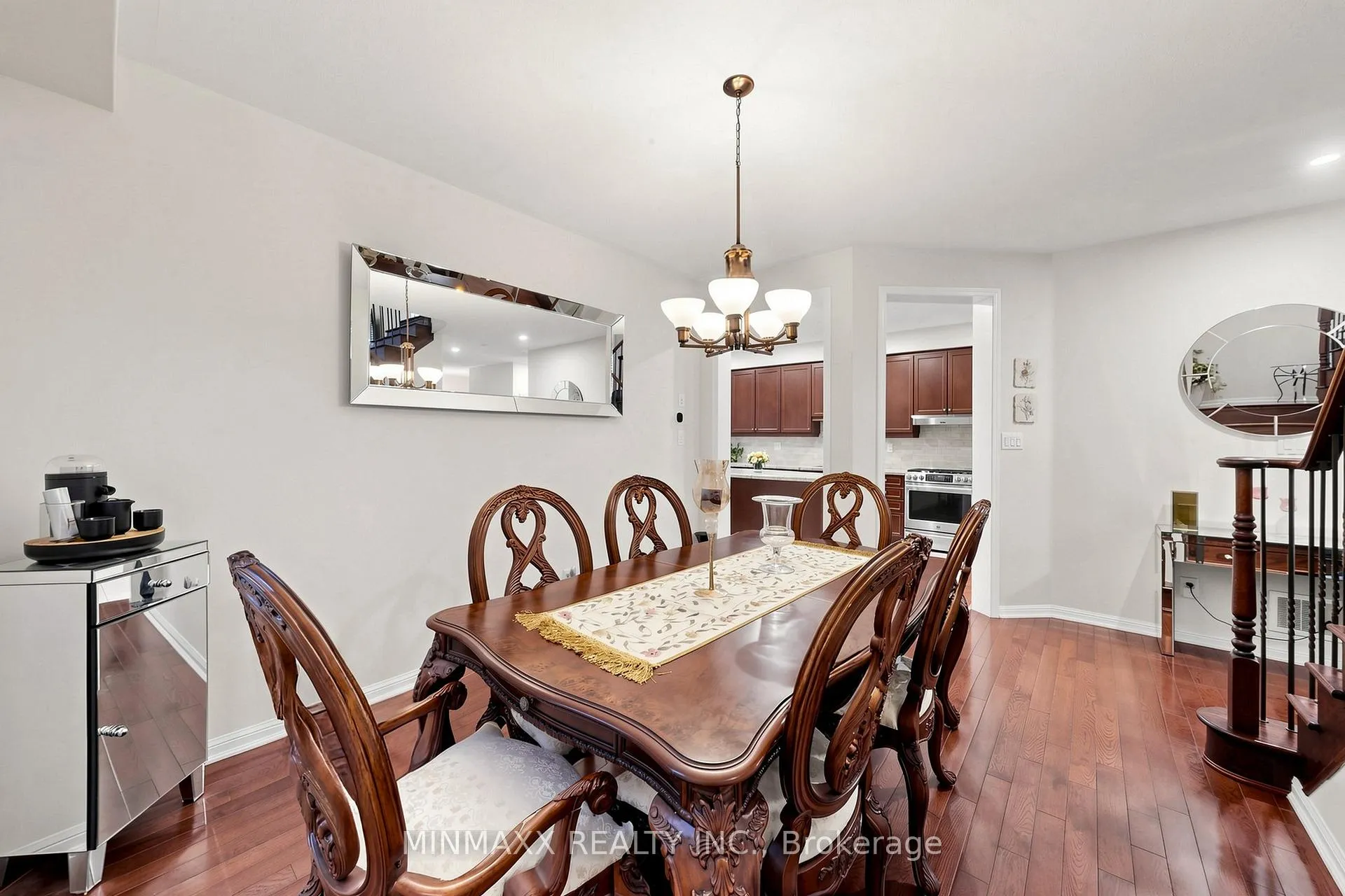 Photo 10 of 916 Minchin Way, Milton, Harrison — HOMEH
