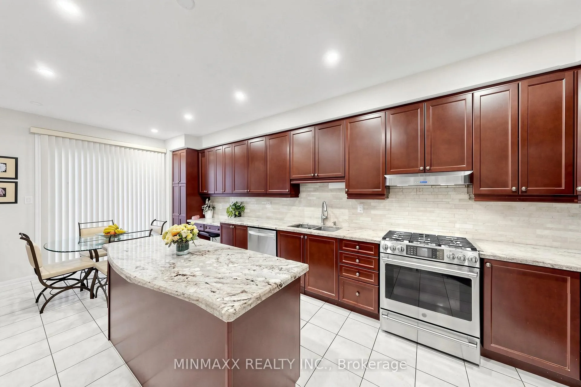 Photo 11 of 916 Minchin Way, Milton, Harrison — HOMEH