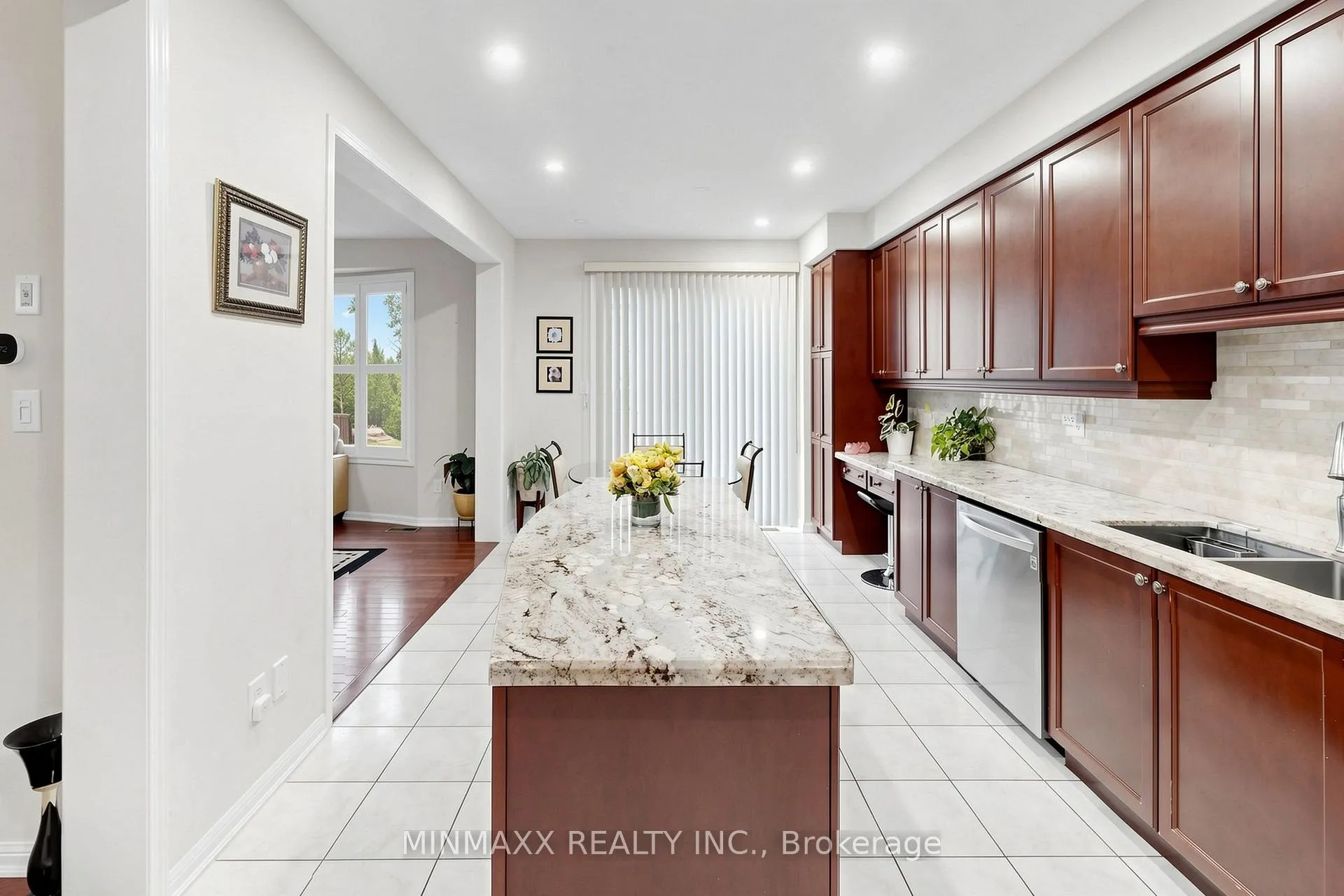 Photo 12 of 916 Minchin Way, Milton, Harrison — HOMEH