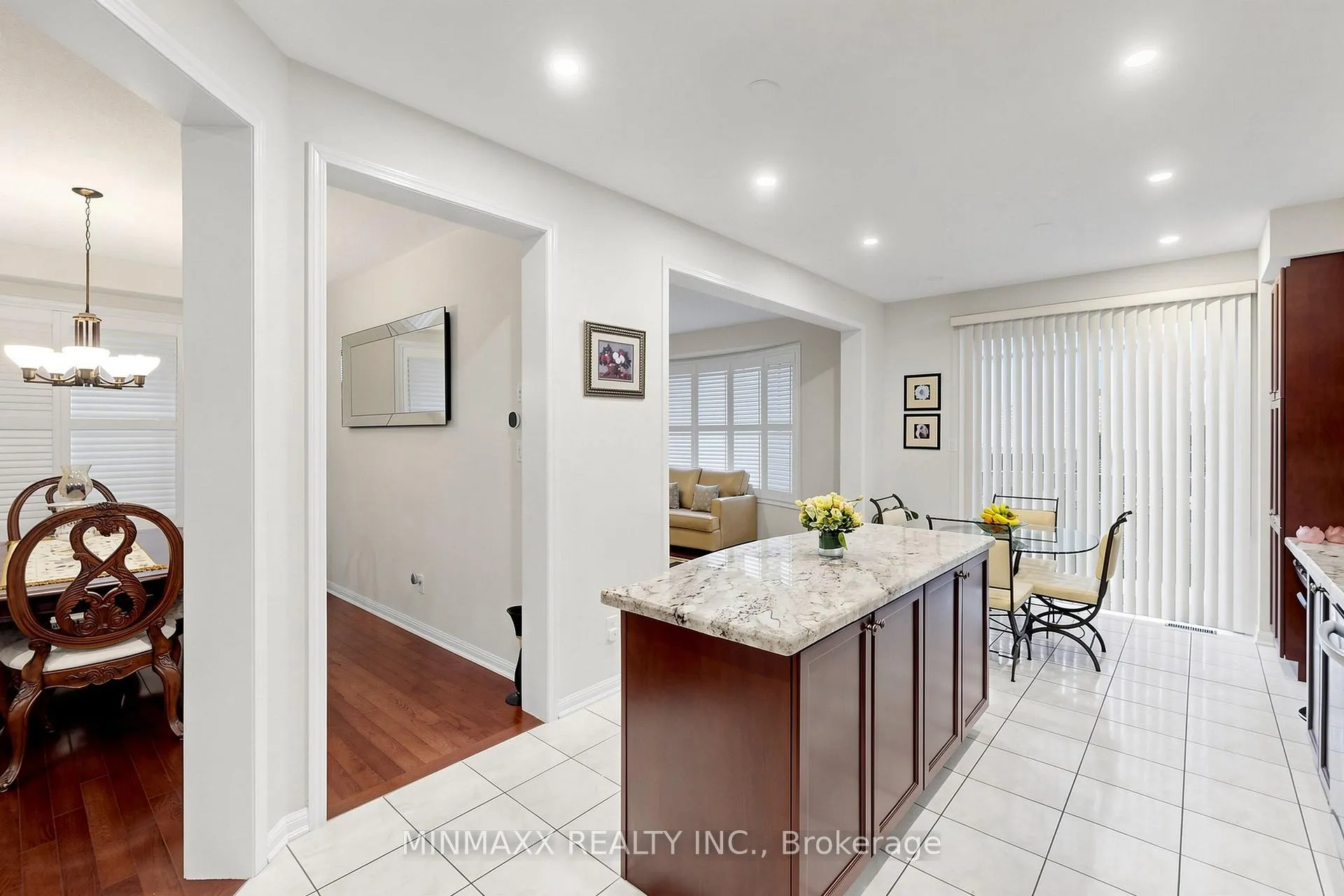 Photo 13 of 916 Minchin Way, Milton, Harrison — HOMEH