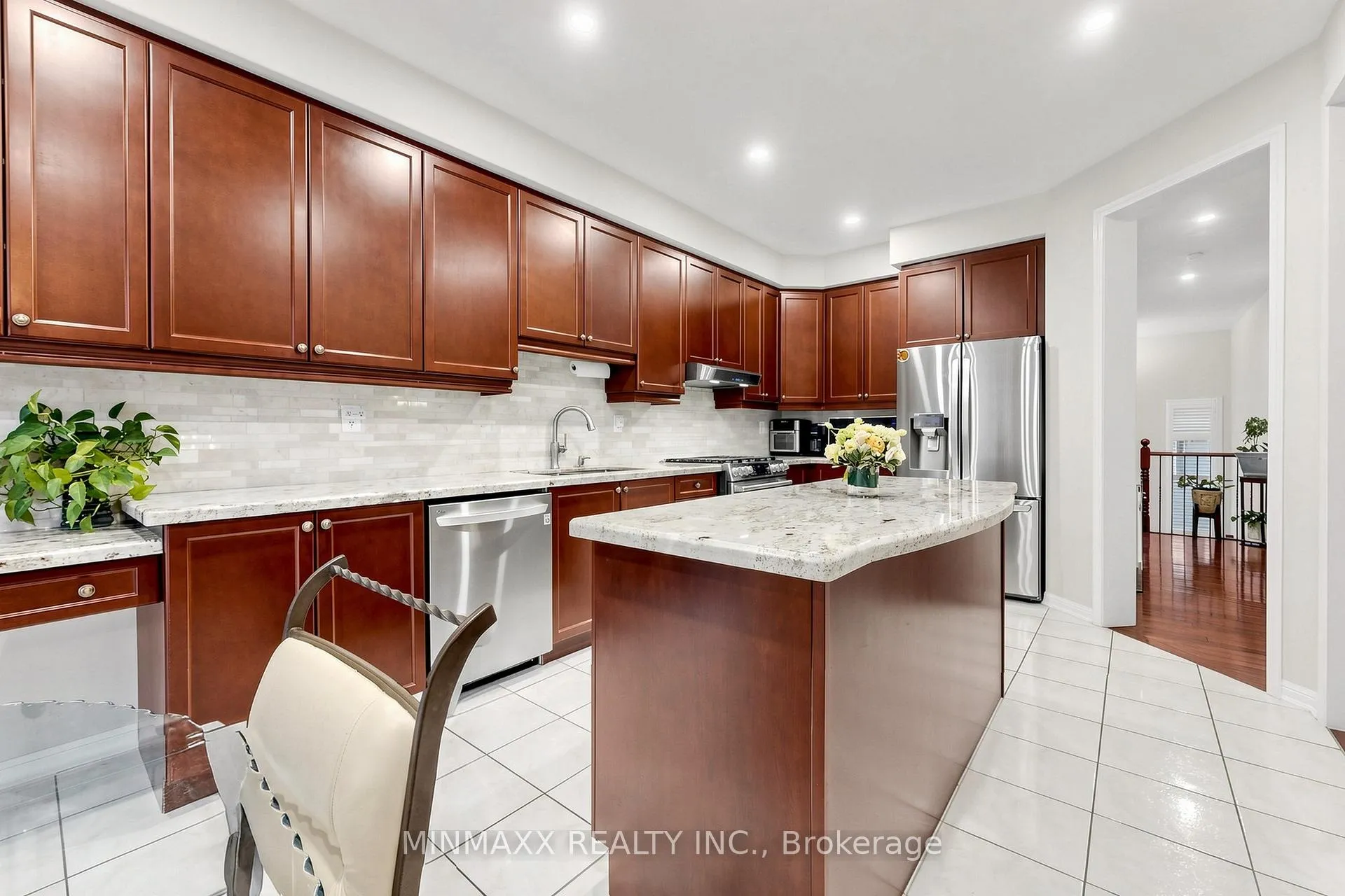 Photo 14 of 916 Minchin Way, Milton, Harrison — HOMEH