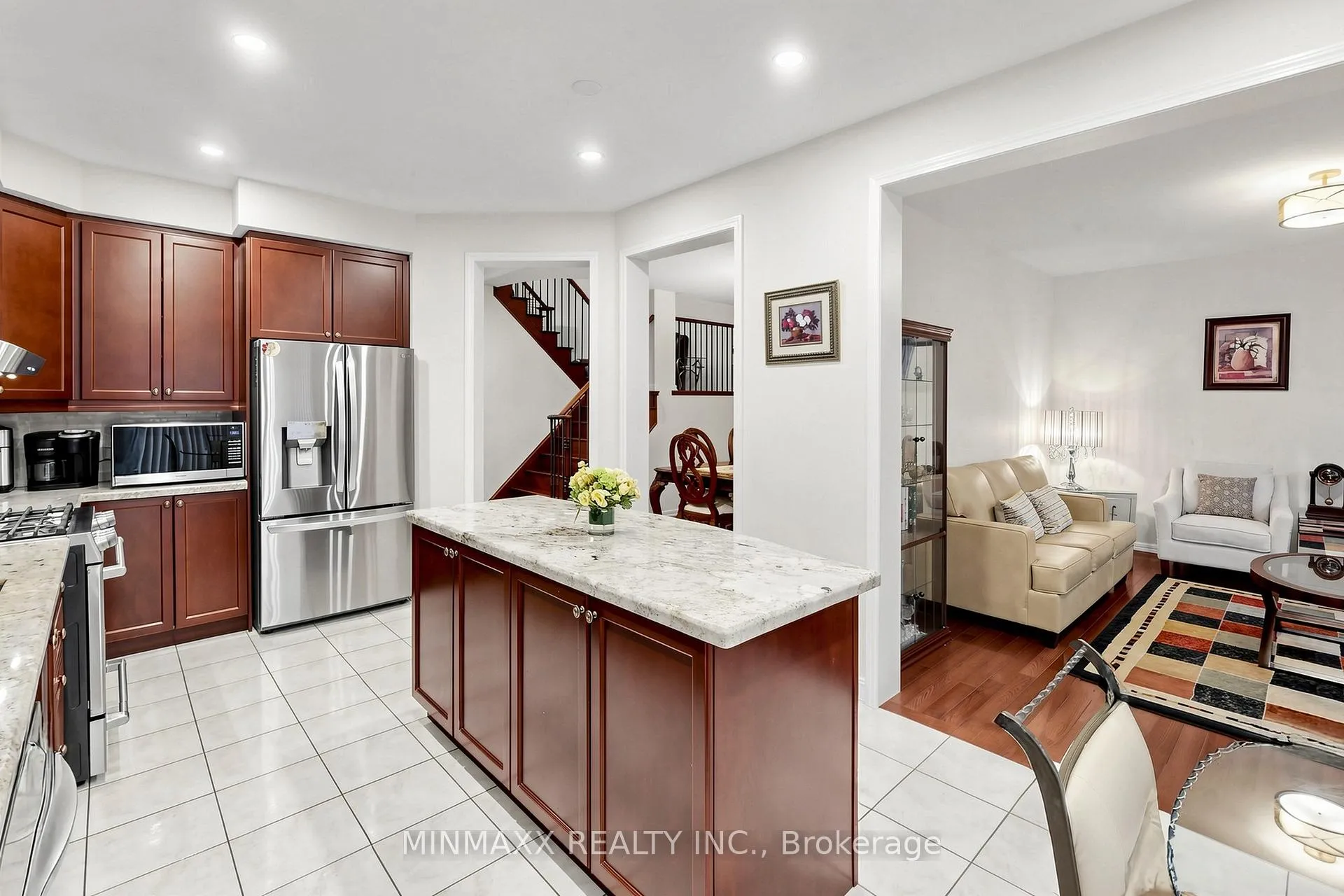 Photo 15 of 916 Minchin Way, Milton, Harrison — HOMEH