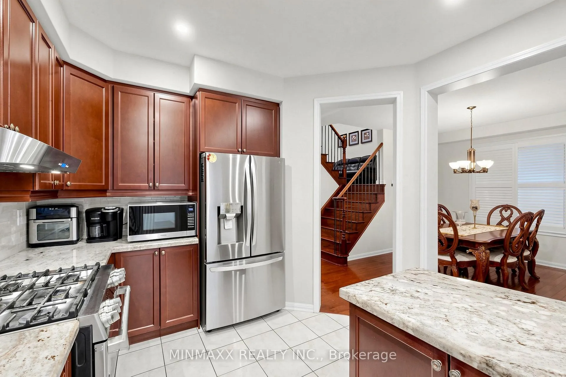 Photo 16 of 916 Minchin Way, Milton, Harrison — HOMEH