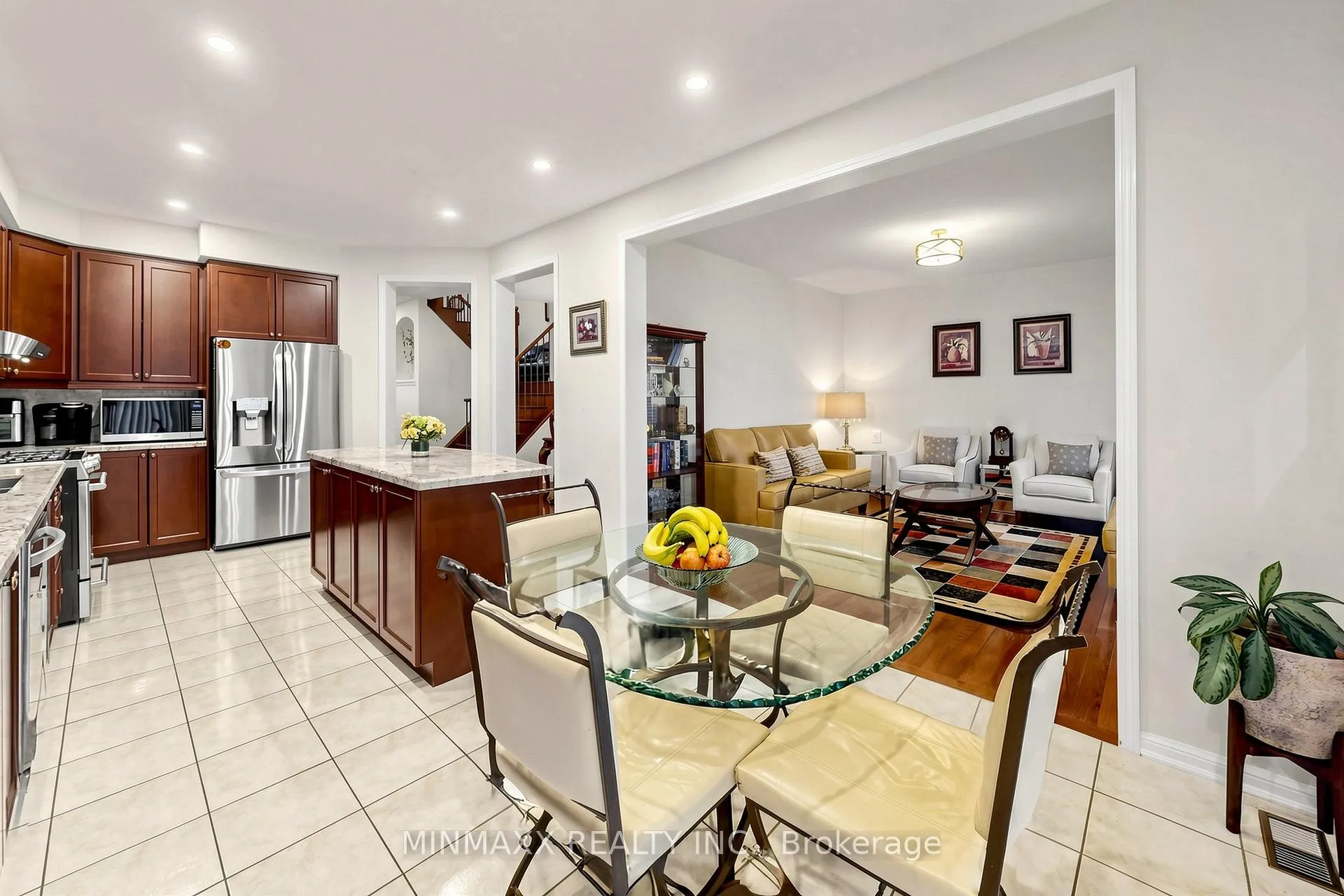 Photo 17 of 916 Minchin Way, Milton, Harrison — HOMEH