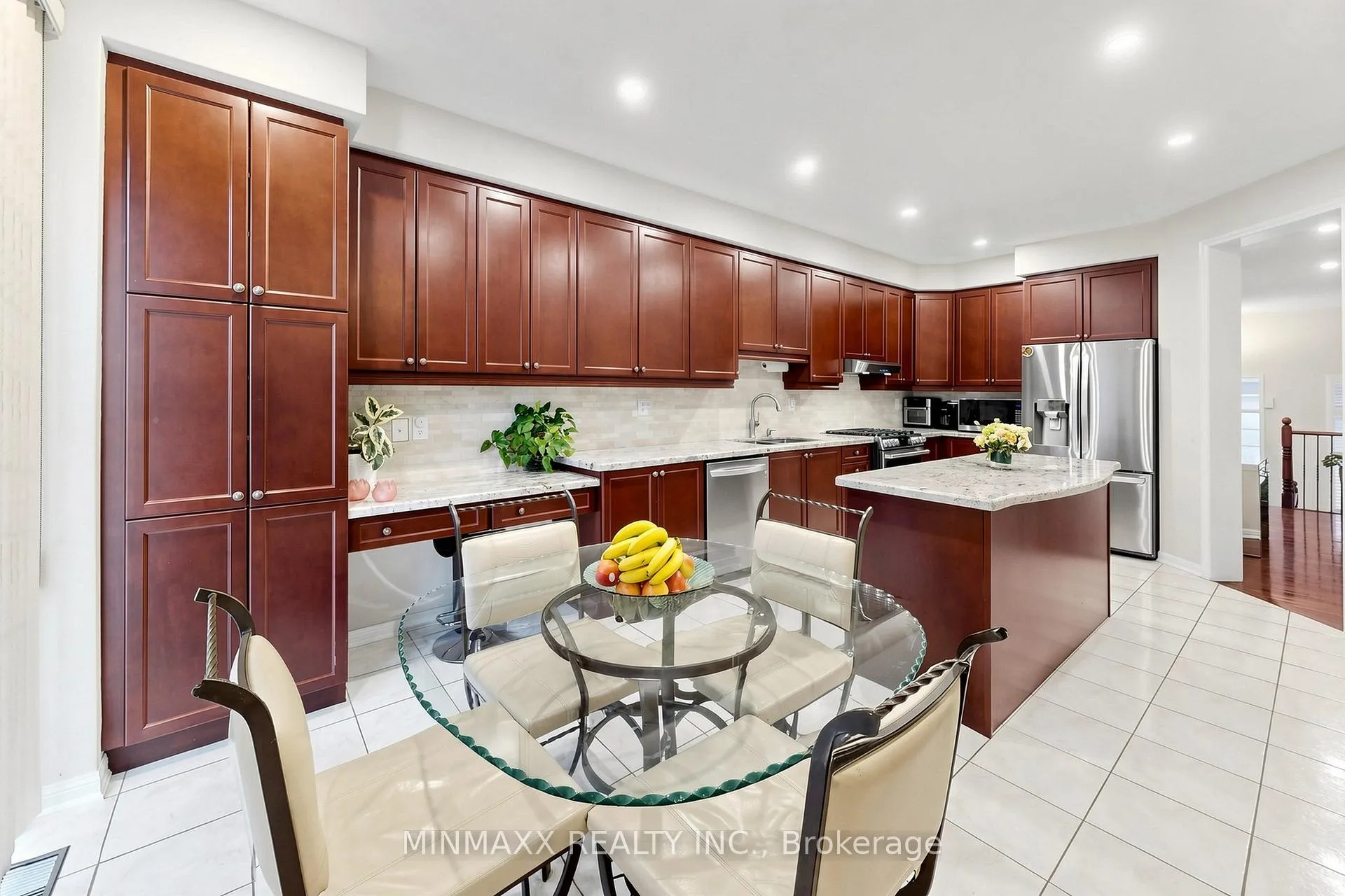 Photo 18 of 916 Minchin Way, Milton, Harrison — HOMEH