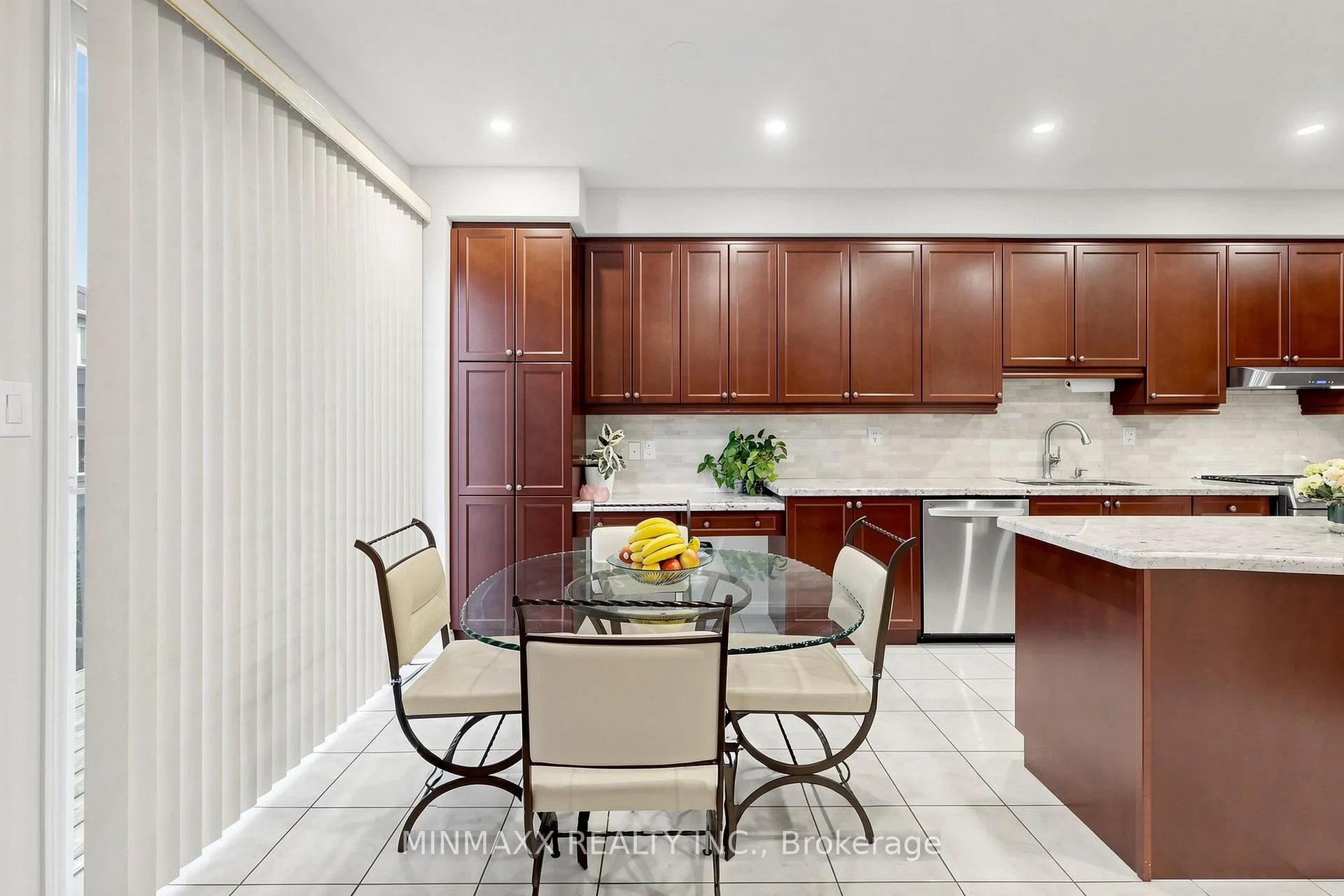 Photo 19 of 916 Minchin Way, Milton, Harrison — HOMEH