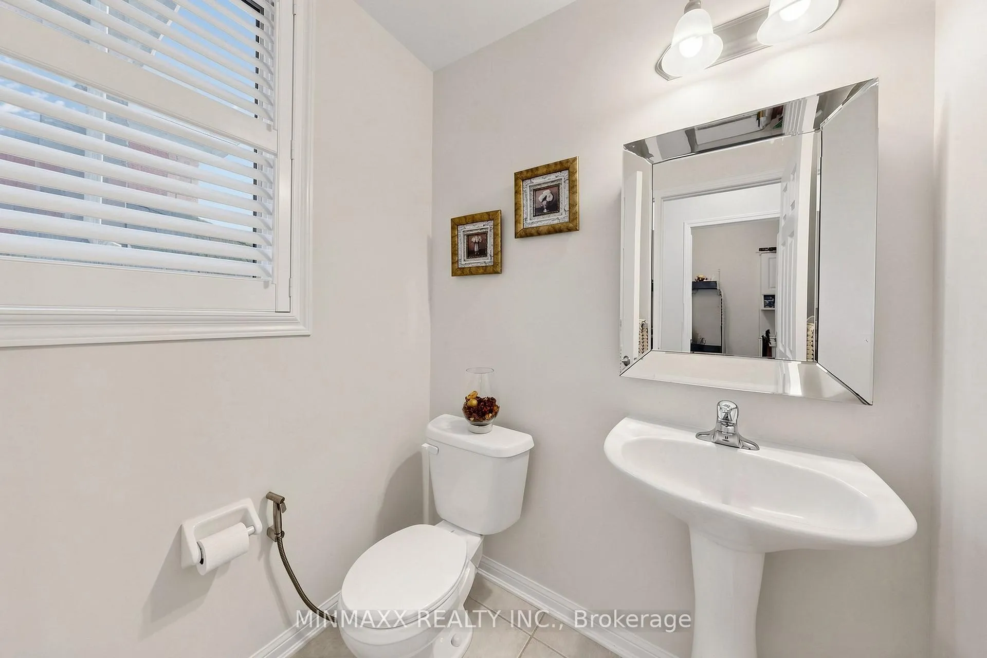 Photo 20 of 916 Minchin Way, Milton, Harrison — HOMEH