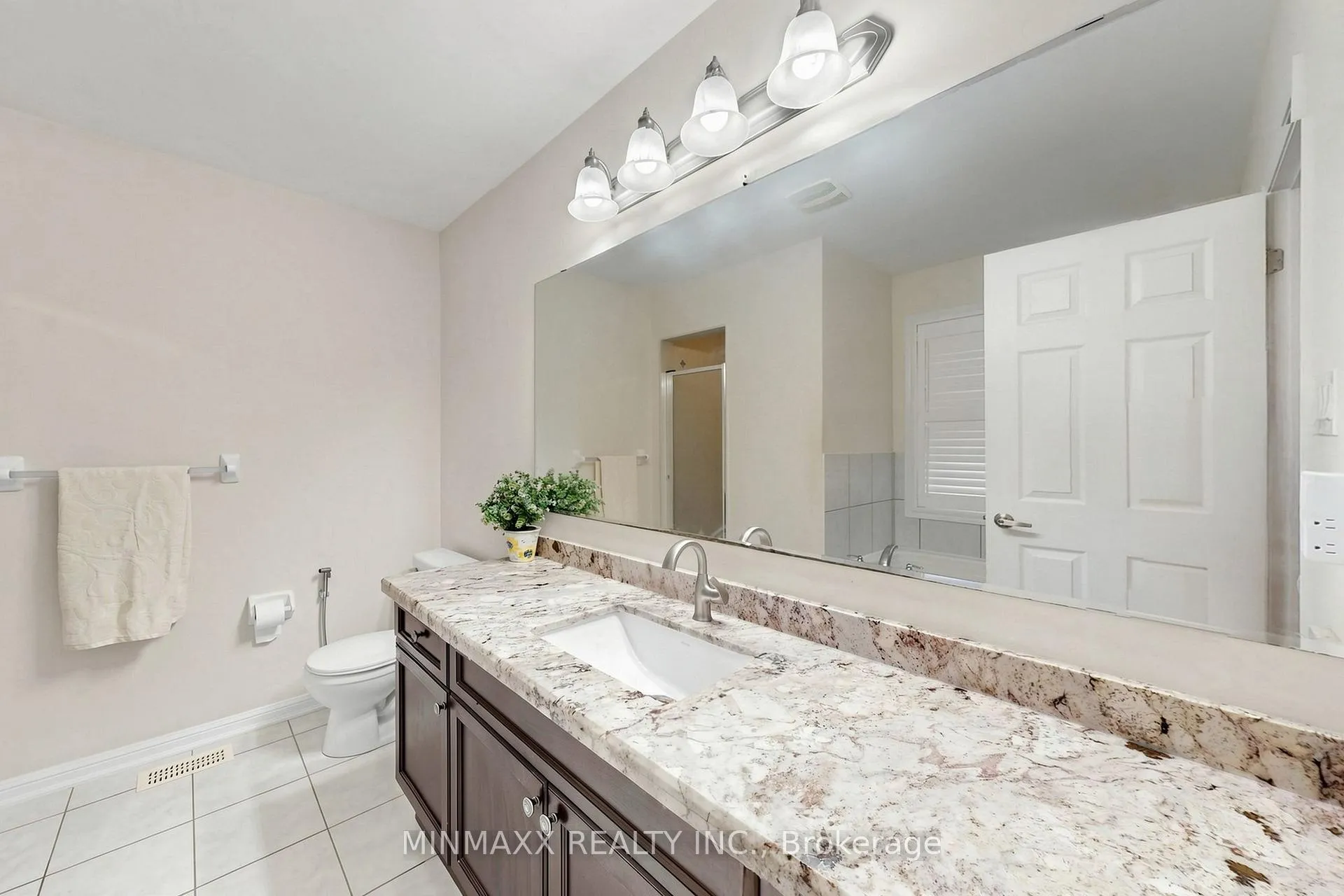 Photo 34 of 916 Minchin Way, Milton, Harrison — HOMEH