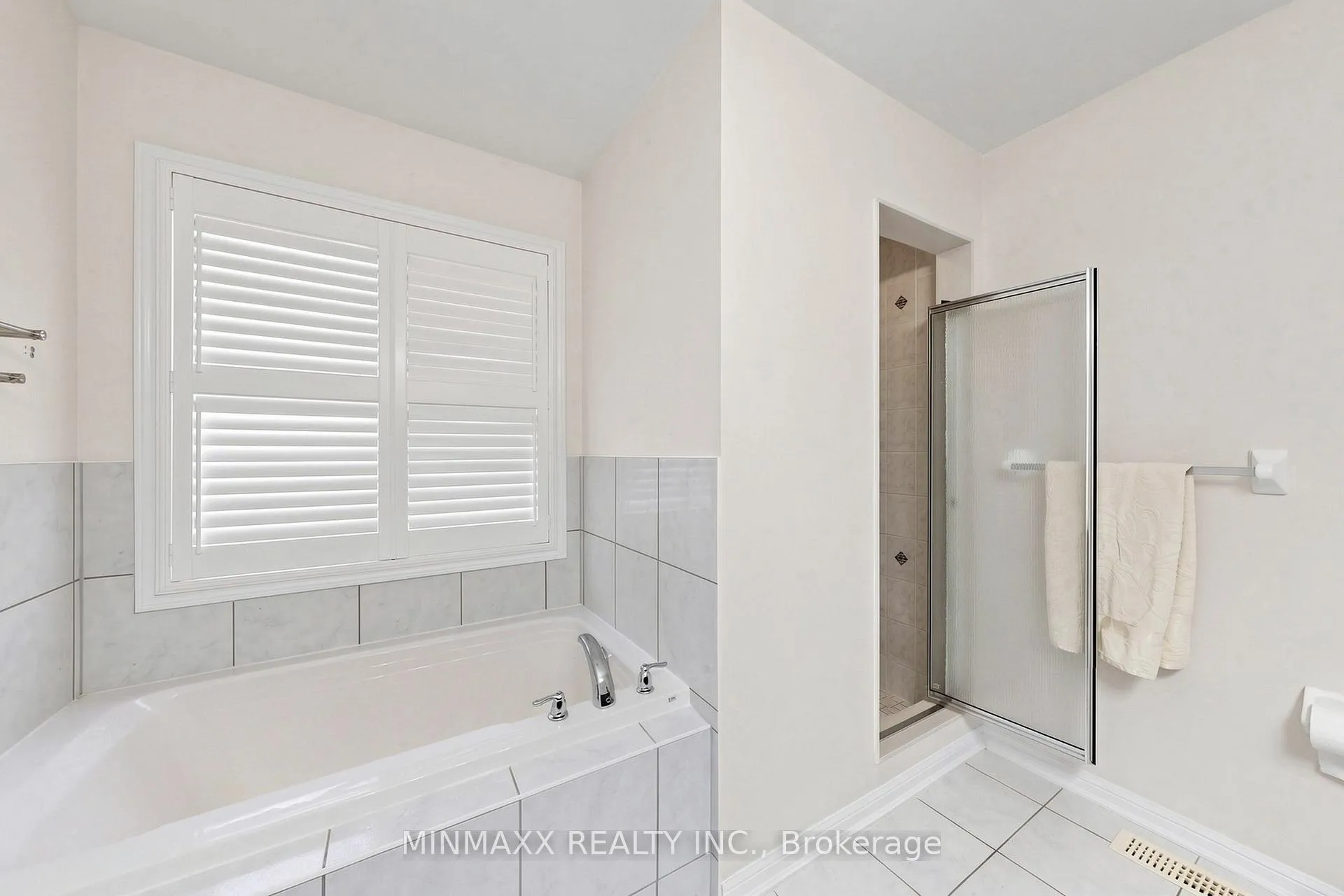 Photo 35 of 916 Minchin Way, Milton, Harrison — HOMEH