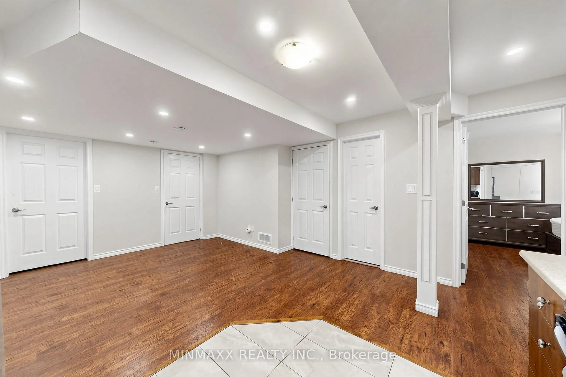 Photo 42 of 916 Minchin Way, Milton, Harrison — HOMEH