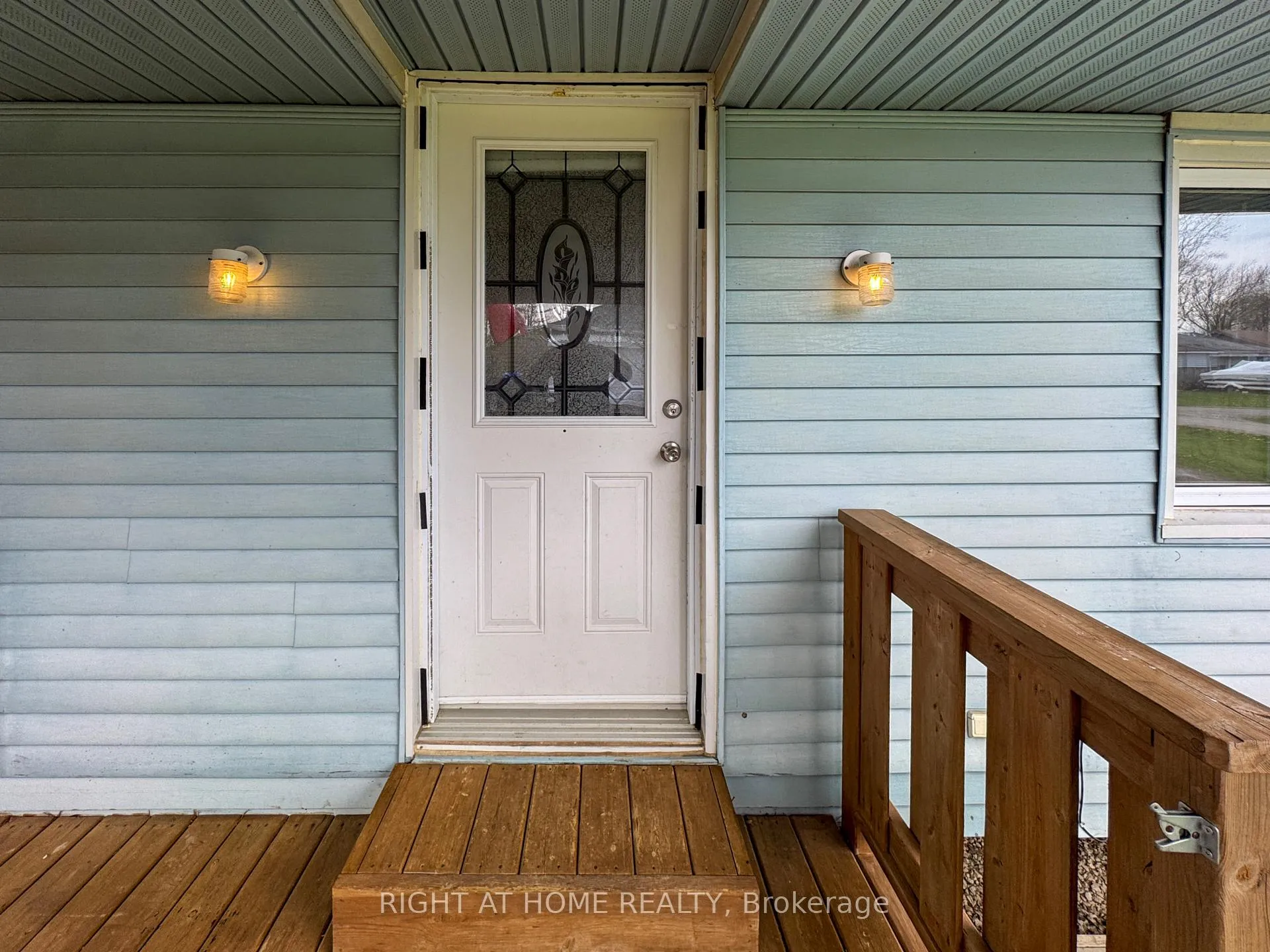 Photo 10 of 21 Lakeview Lane, Haldimand — HOMEH