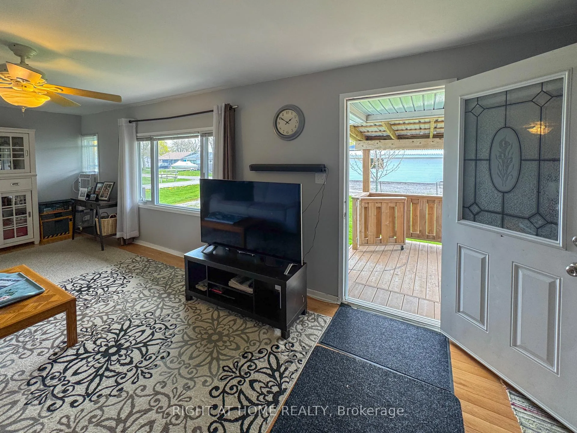 Photo 11 of 21 Lakeview Lane, Haldimand — HOMEH
