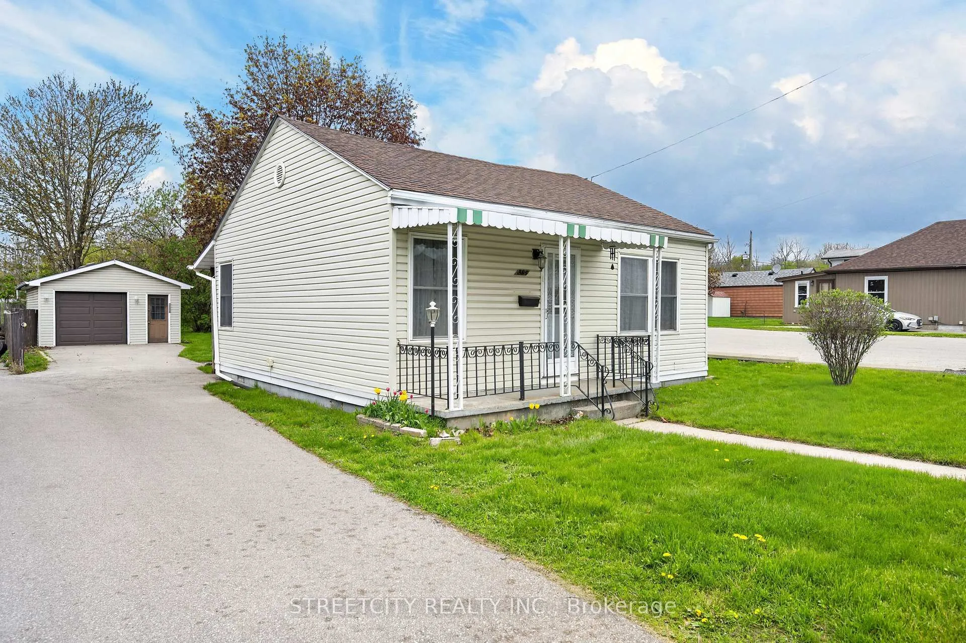 Photo 3 of 384 Brock Street N, Brantford — HOMEH
