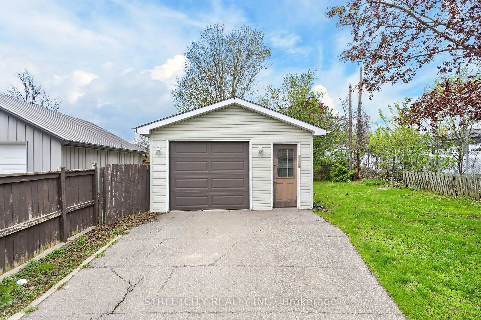 Photo 5 of 384 Brock Street N, Brantford — HOMEH