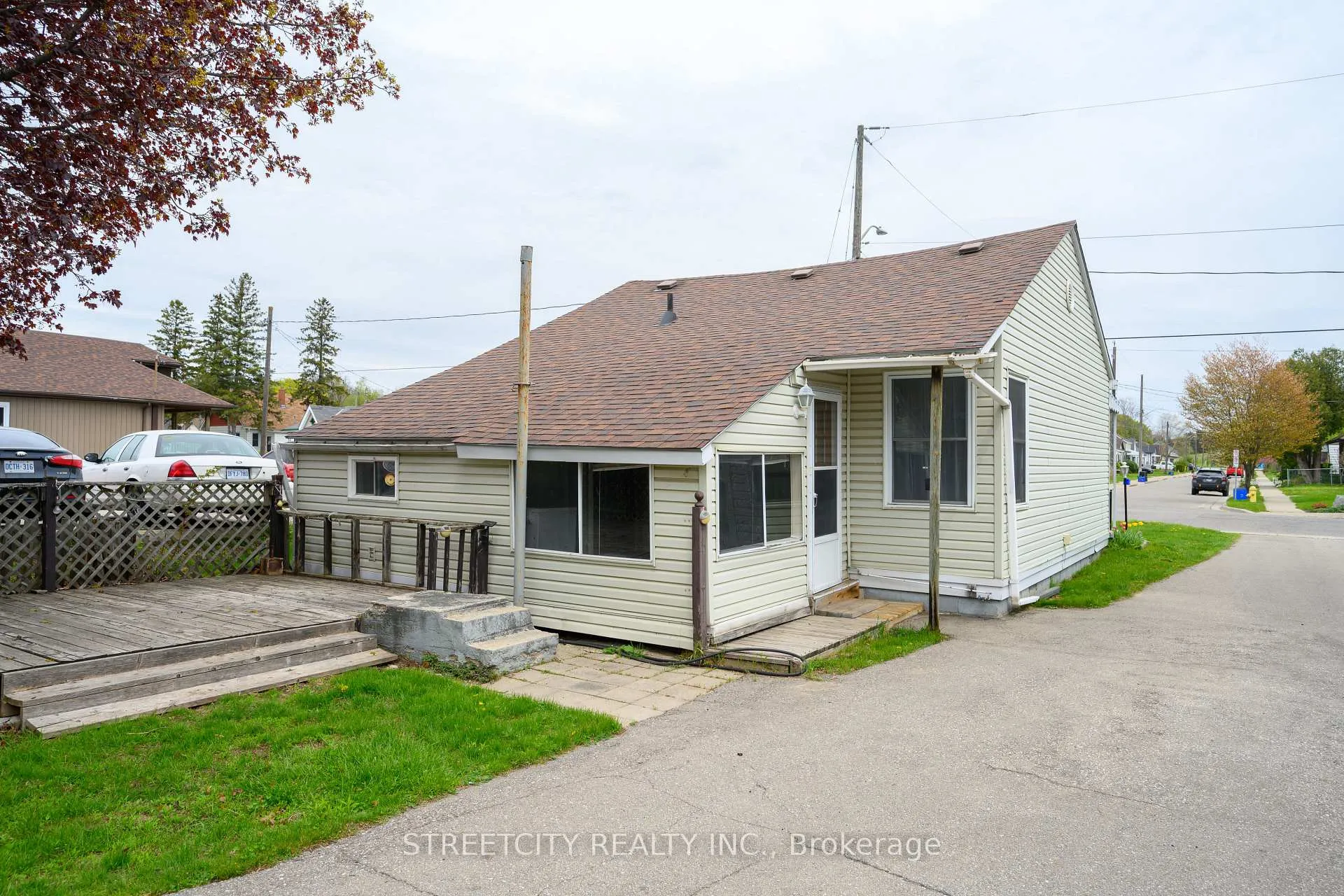 Photo 13 of 384 Brock Street N, Brantford — HOMEH