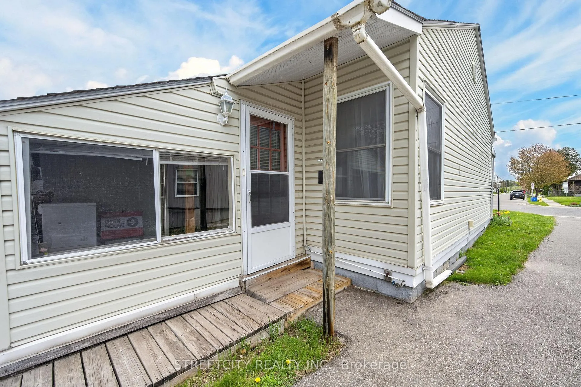 Photo 18 of 384 Brock Street N, Brantford — HOMEH