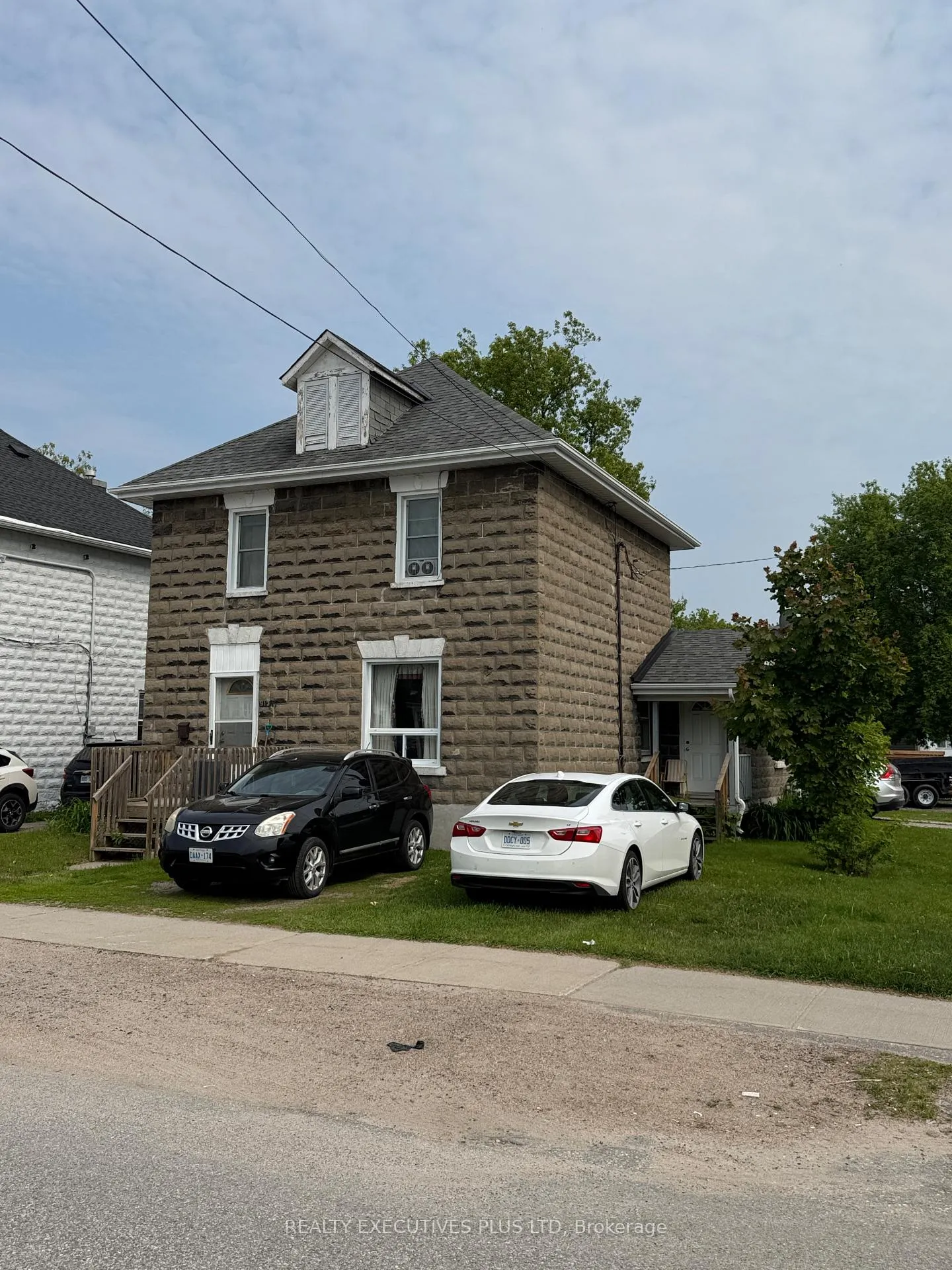 Front of 907 Fraser Street