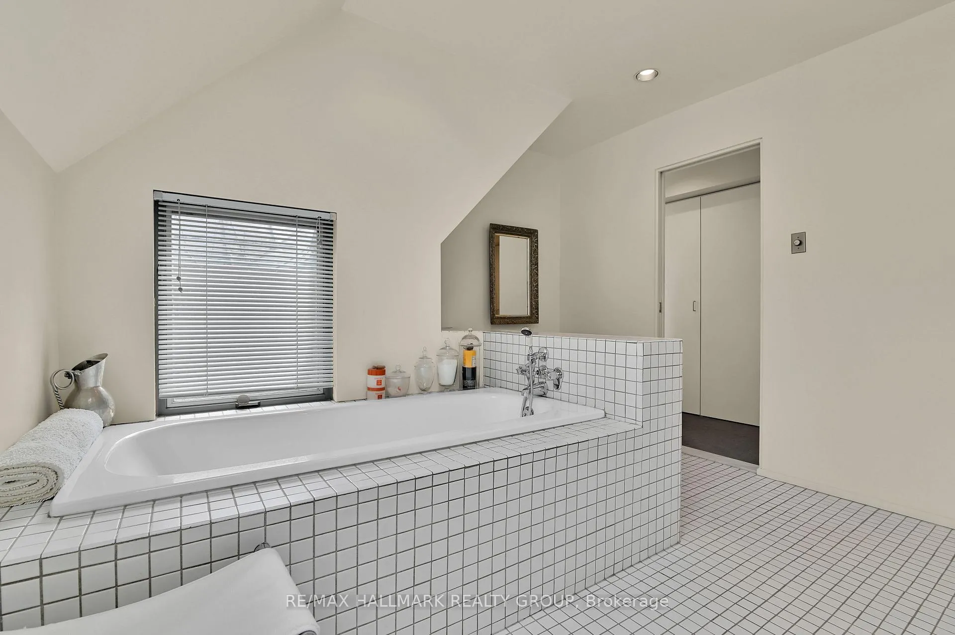Photo 25 of 231 Mackay Street, Ottawa, New Edinburgh — HOMEH