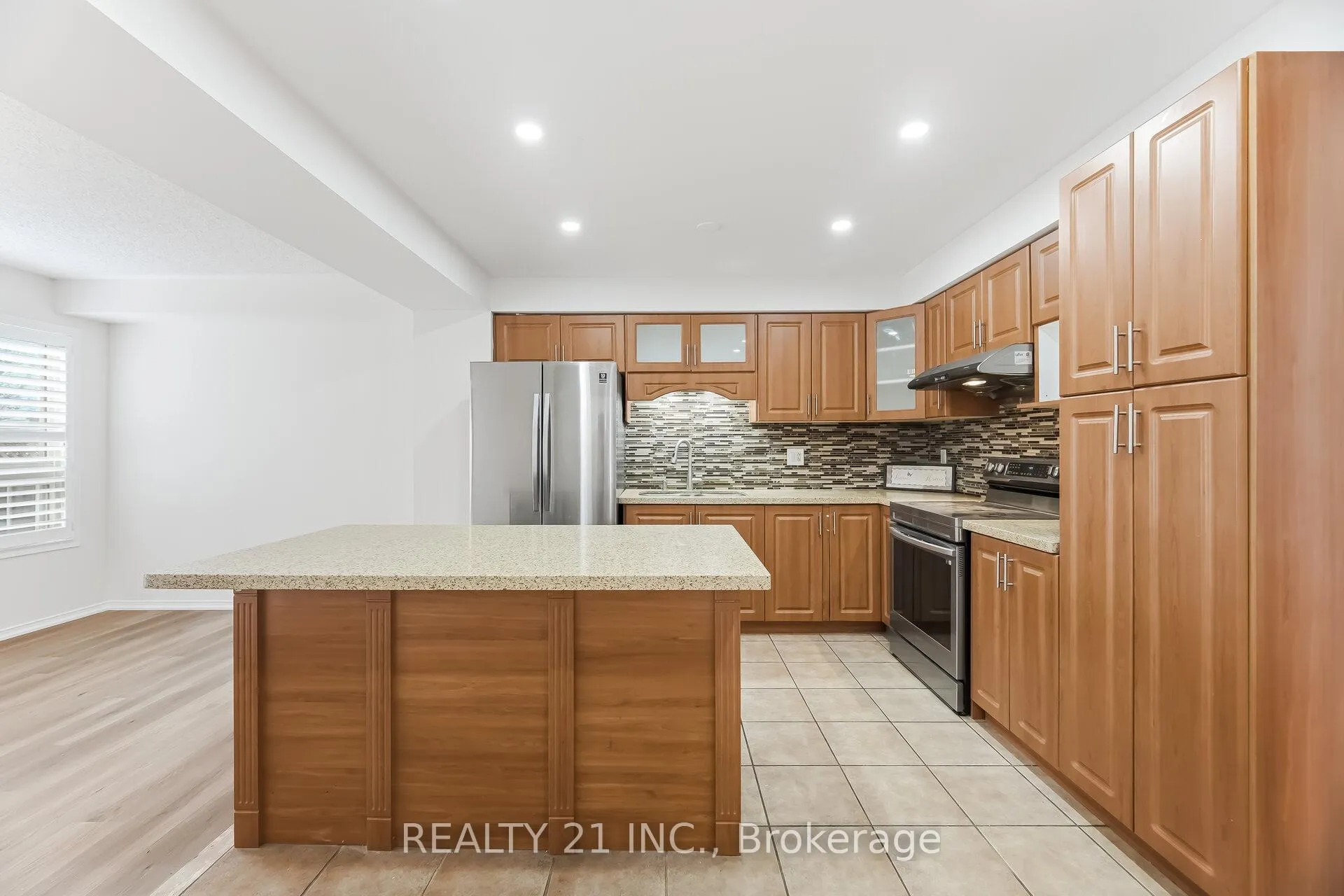 Photo 9 of 76 Sweet Clover Crescent, Brampton, Sandringham-Wellington — HOMEH