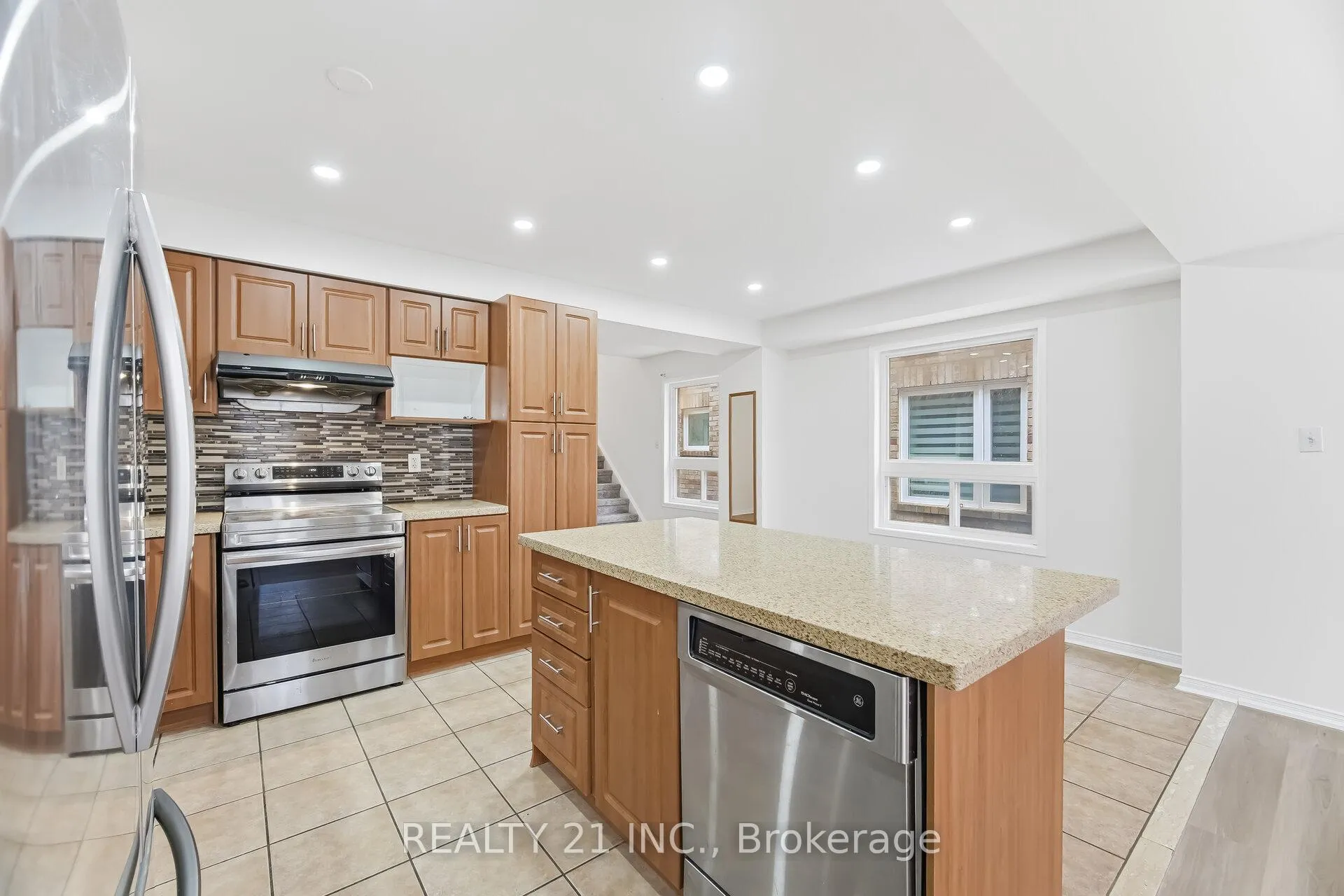 Photo 10 of 76 Sweet Clover Crescent, Brampton, Sandringham-Wellington — HOMEH