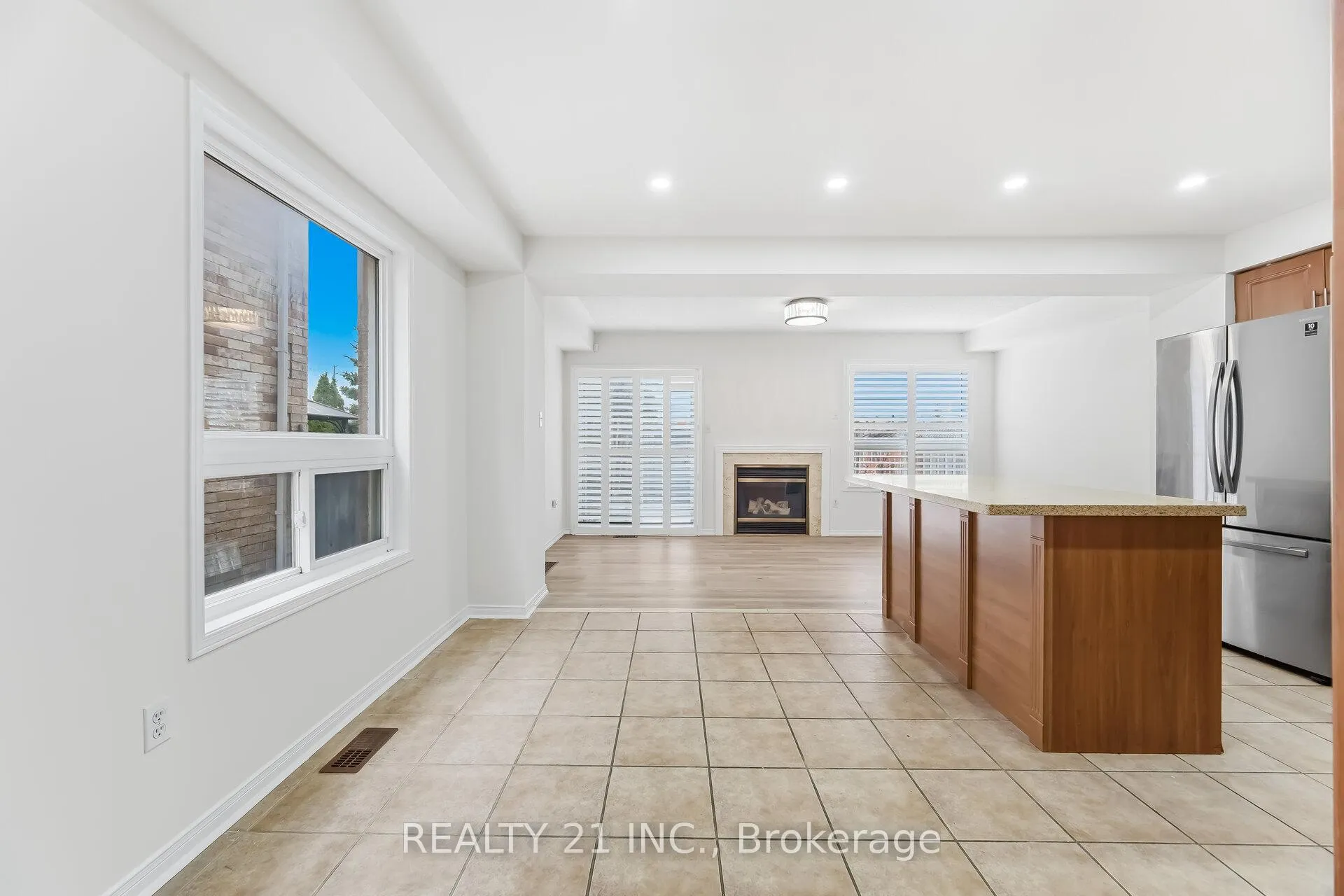 Photo 11 of 76 Sweet Clover Crescent, Brampton, Sandringham-Wellington — HOMEH
