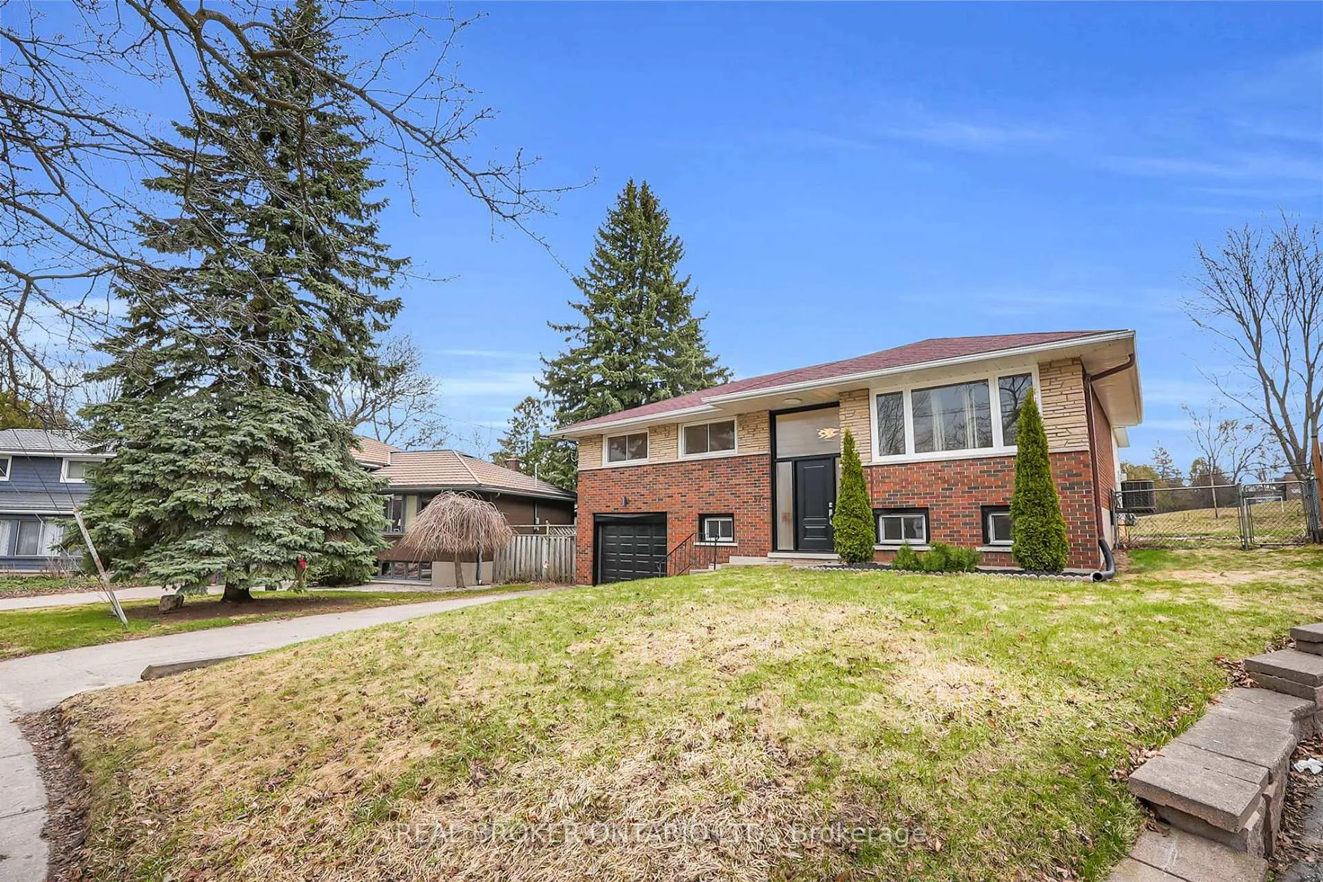 Photo 3 of 37 Nicklin Crescent, Guelph, Riverside Park — HOMEH