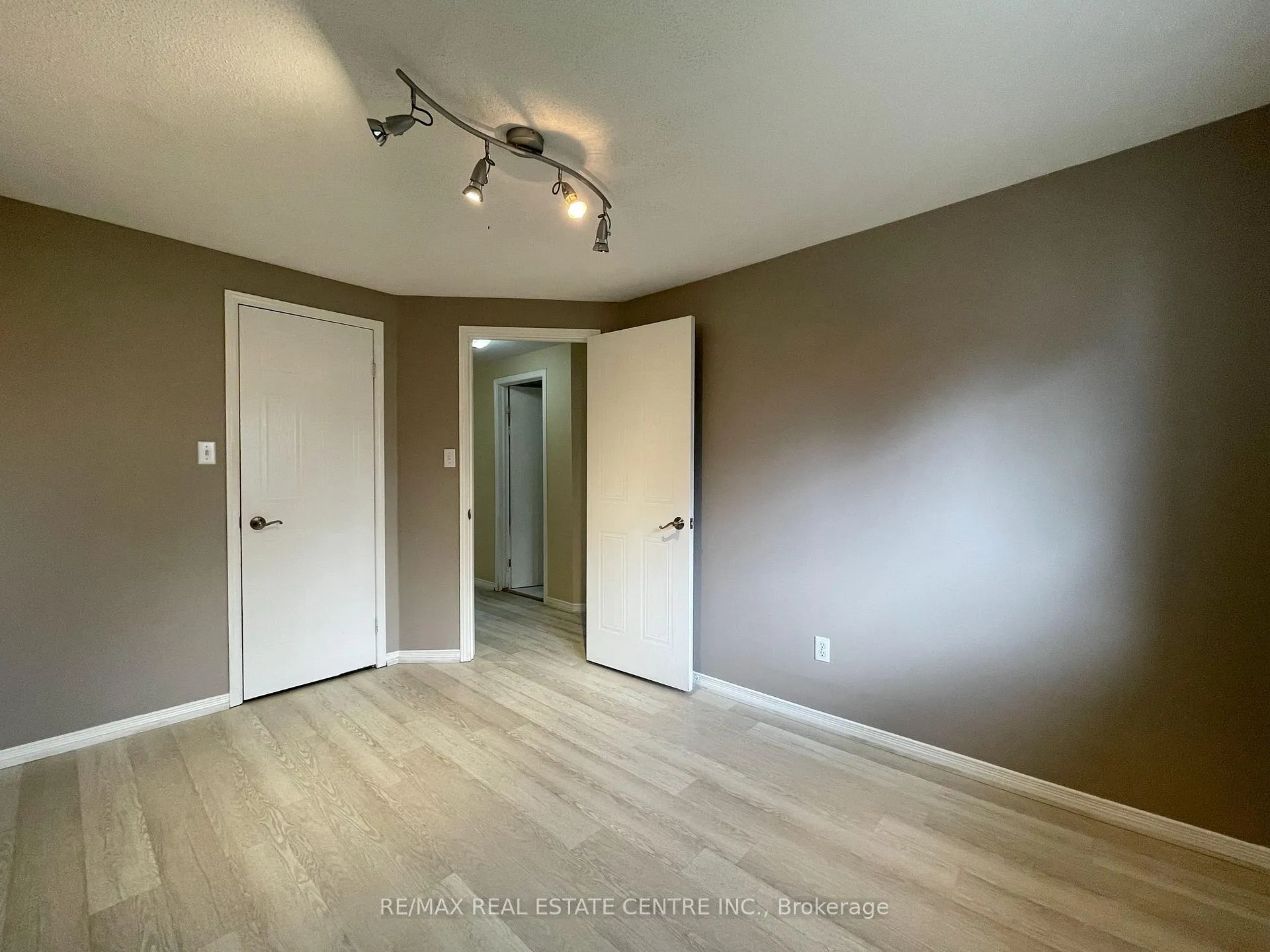 Photo 18 of 220 Pastern Trail, Waterloo — HOMEH