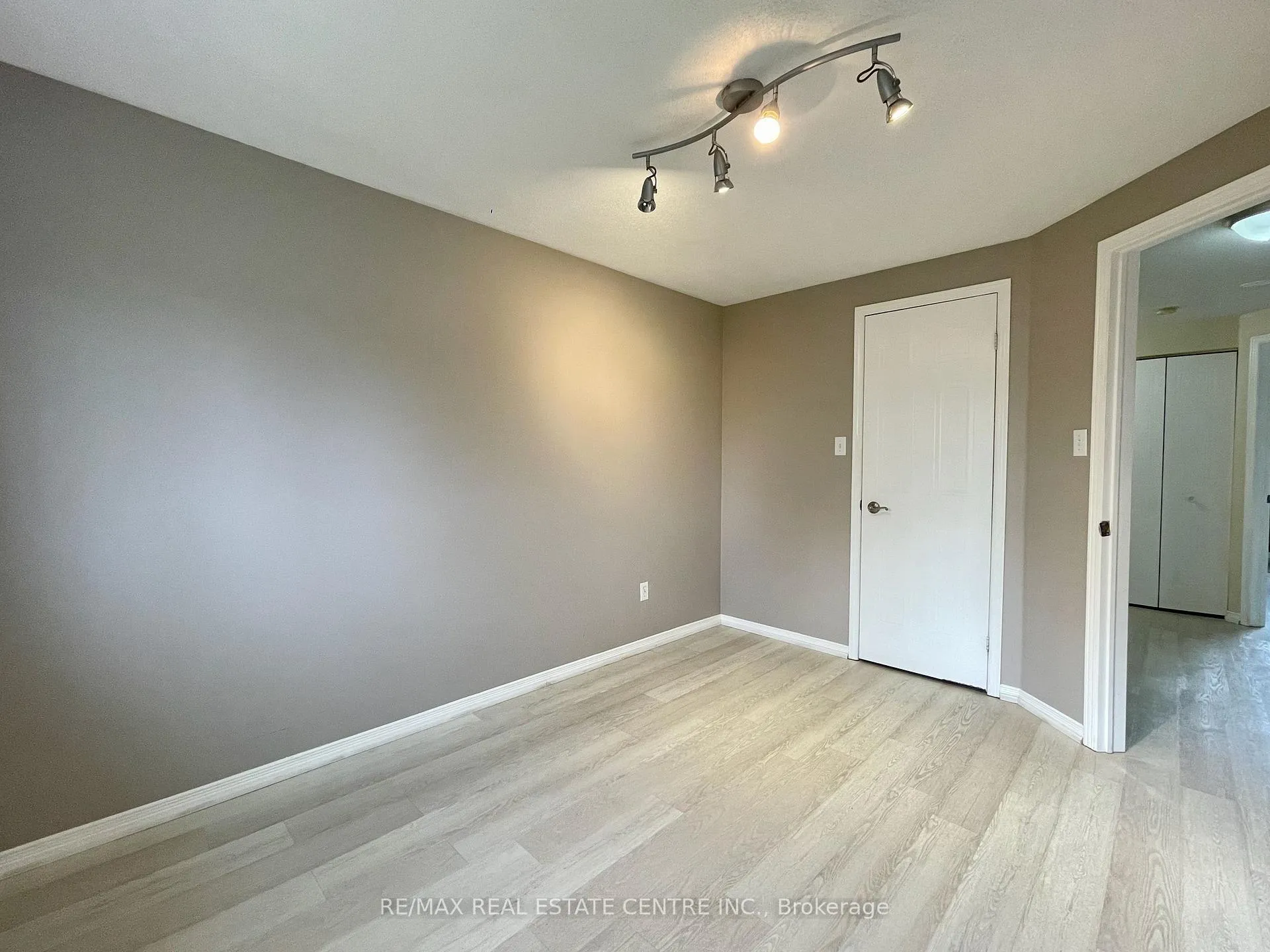 Photo 19 of 220 Pastern Trail, Waterloo — HOMEH