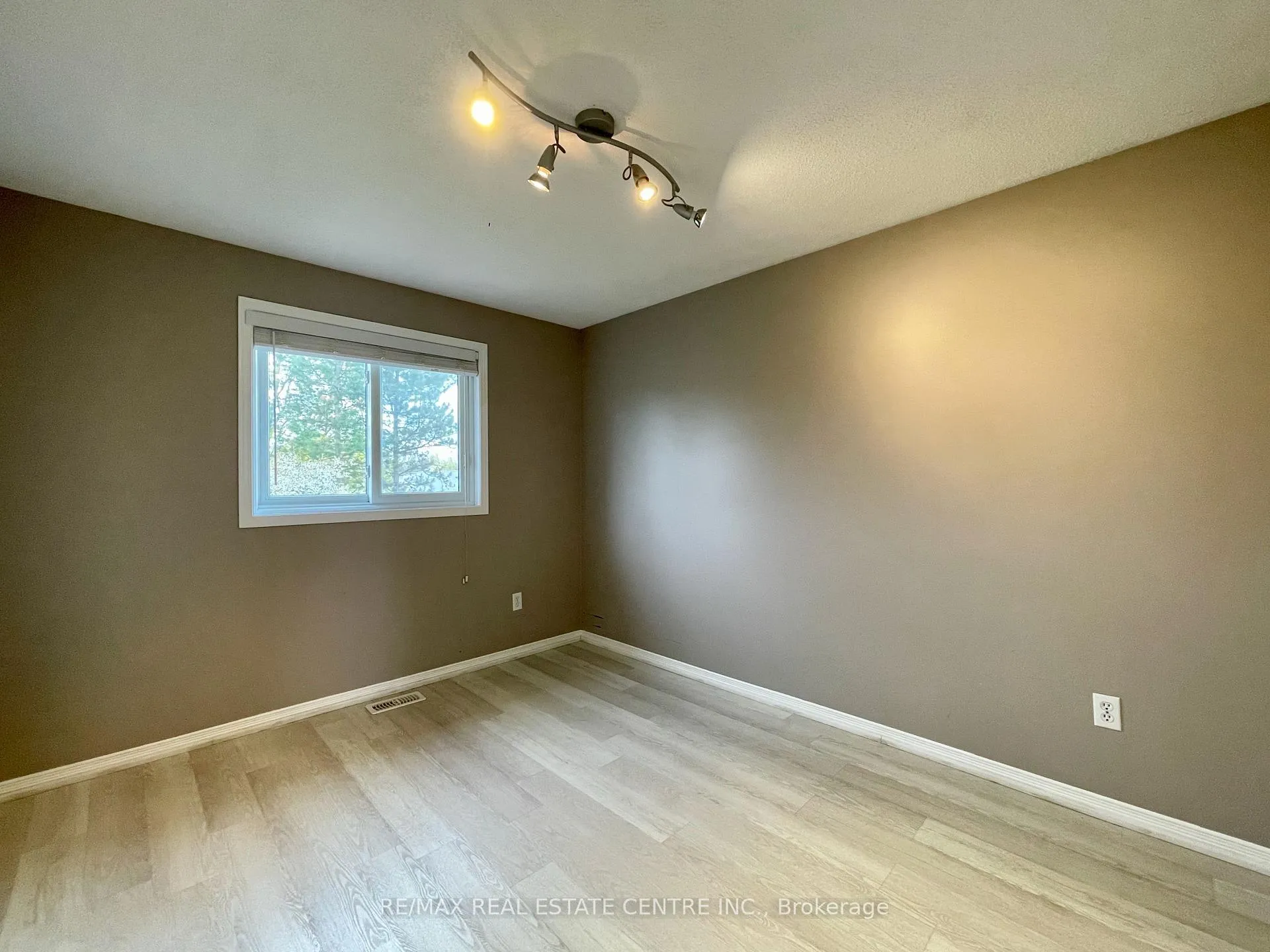 Photo 20 of 220 Pastern Trail, Waterloo — HOMEH